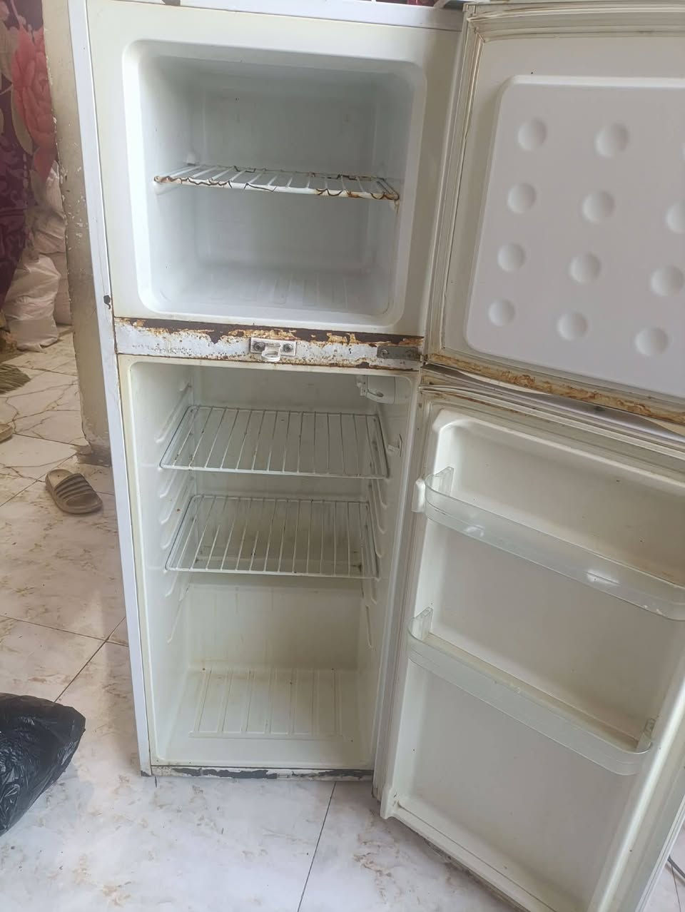 سلام عليكم
ثلاجه للبيع مستعمله.
سعره 200 وبيهه مجال


**إذا كنت صاحب هذا الإعلان وتريد حذفه لأي سبب، رجاءا أرسل رسالة إلى الدعم الفني**