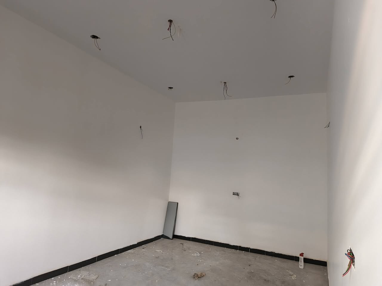 السلام عليكم واسعد الله اوقاتكم

يتوفر بيت للبيع  
#طابو ملك صرف زراعي عراقي وكاله ونسخه من الطابو  ولملاك موجود حي يرزق

مساحة البناء 200م
 
 بيت الركن 
يحتوي البيت على 
3 غرف  5×4
ديوان 8×4
مطبخ 5×4
هول 3×5
صاله 8×5
صحيات داخلي وخارجي
كراج سياره
وحديقه مرتبه 
 البيت بي مساحه ترك 
#البناءجديد 2026 درجه اولى وجاهز من كلشي  منطقه هدوئ ومتوفر بيها جميع  
 الخدمات ماء كهرباء مدارس قريبه مستوصف سوك كافة الخدمات متوفره
البيت فارق وجاهز للسكن 
البيت يقع على شارع 10م  اناره الشارع كله

#العنوان : بصره ابي الخصيب كوت ثويني ////   قريب على صيدلية كوت ثويني //
البيت يبعد عن الشارع كوت ثويني التبليط100م 

( السعر  135  وبي مجال ) ***********
