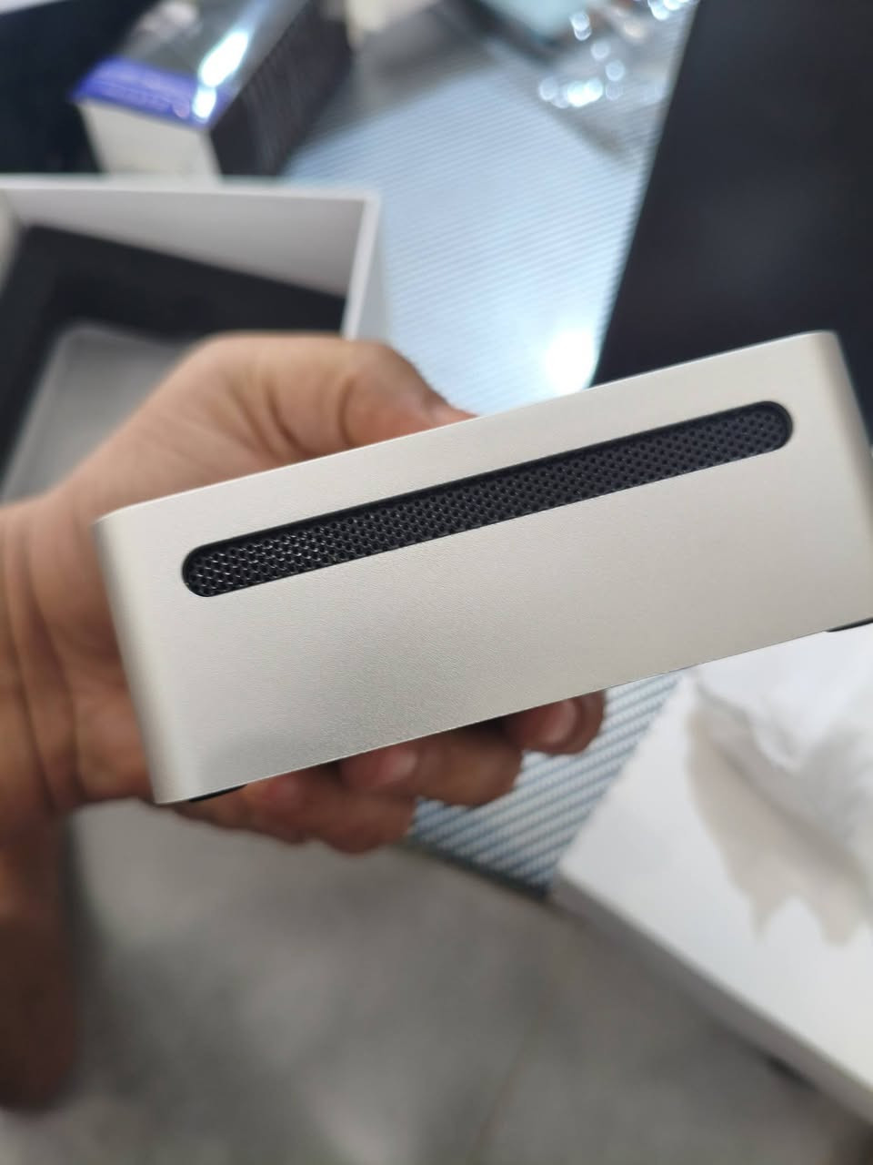 ميني بيسي (Mini PC) بمواصفات ممتازة 
​  من شركة GenMachine 
​ المواصفات 
​المعالج: AMD Ryzen 3 4300U (أداء ممتاز بـ 4 أنوية وكفاءة عالية).
​الرام: 16GB (تمت إضافة الرام لضمان سرعة فائقة في التصفح والبرامج).وندوز 11
​التخزين: 500GB SSD 
​الجرافيك: AMD Radeon™ Graphics (يدعم تشغيل الفيديو بدقة عالية 4K).
​المنافذ: يحتوي على منافذ HDMI مزدوجة، منفذ Type-C،


**إذا كنت صاحب هذا الإعلان وتريد حذفه لأي سبب، رجاءا أرسل رسالة إلى الدعم الفني**