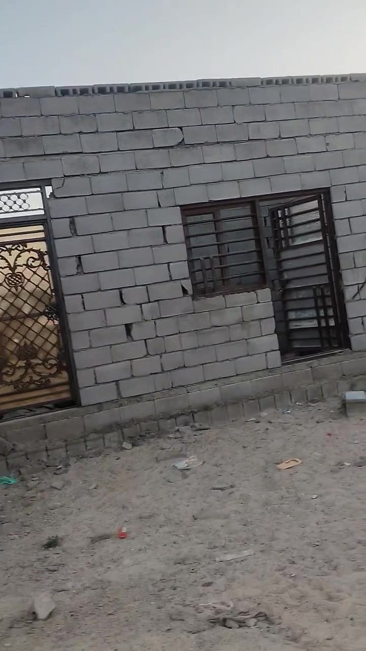 بيت للبيع هيكل مساحت الكاع الكليه 440متر3غرف وصاله وديوان وحمام وتواليت السعر 20مجال بصيط المكان البصره الزبير منطقت الدواجن الشراي يتصل ***********
