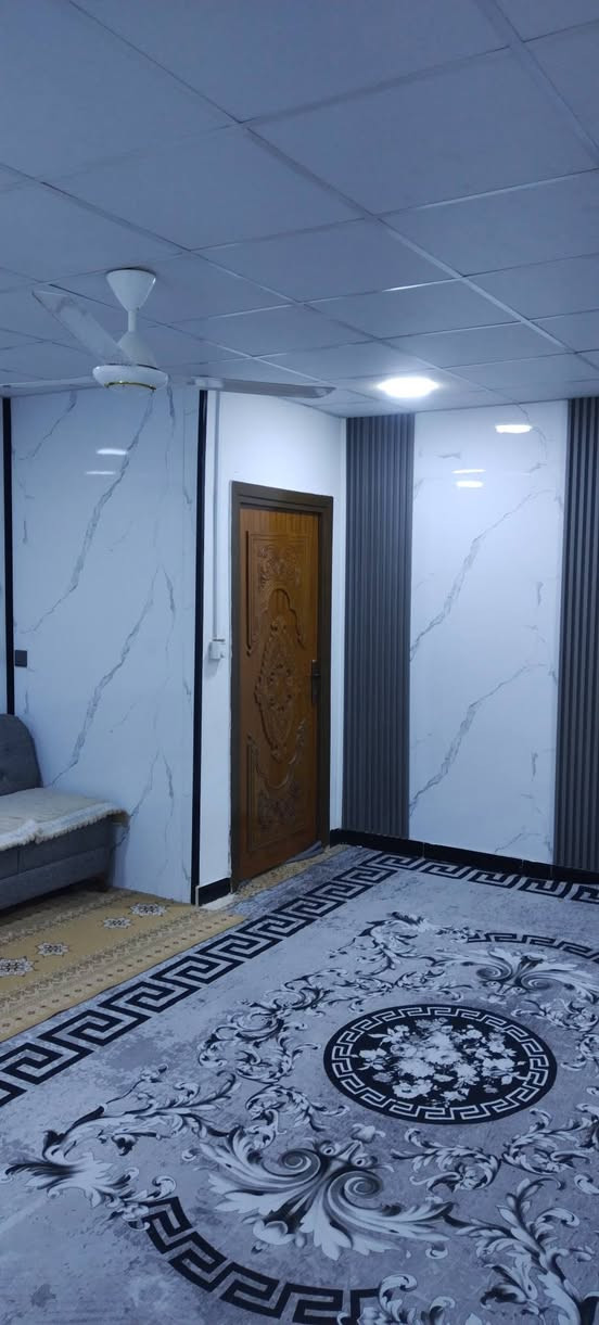 السلام عليكم مكلف بالنشر 
شقه طابق ارضي في العمارات الجديده الحجم الكبير بيها حديقه وطرمه كبيره شقه كلش مرتبه وشغل درجه اولى  معزوله وحدها
استقبال وغرف نوم عدد 2 وصاله كبيره وهول ومطبخ كبير حار وبارد صارف عليها كلش هواي كهربائيات وتأسيس جديد وتأسيس ماي جديد بيبان الداخل صاج جديد والخارجي حديد درجه اولى والموقع مميز وهدوء عماره 15 ارضي للاستفسار الاتصال على الرقم  ***********
