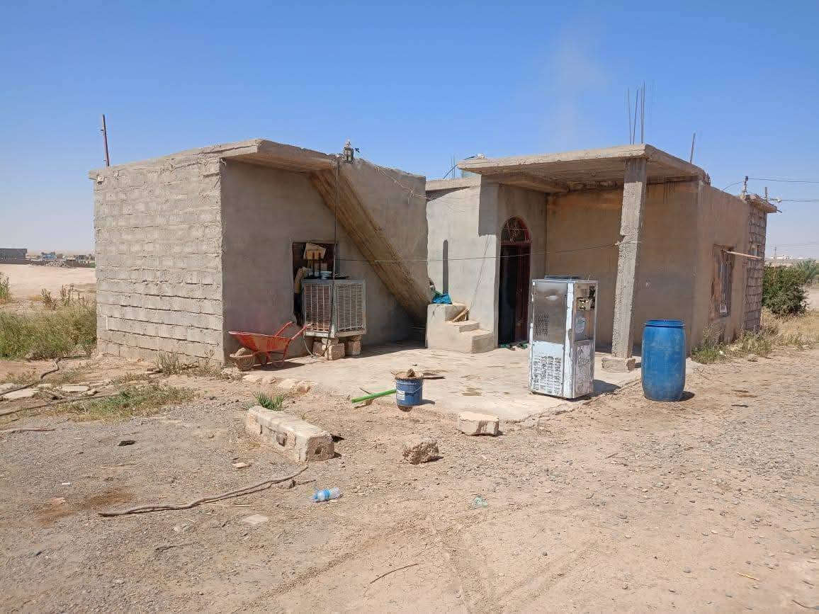 قطعة أرض زراعية مع مشتمل للبيع .
المشتمل يتكون من غرفتين ومطبخ وحمام ومجمع بينهم .
مساحة الأرض كاملة 760 م.
واجهة 17 × عمق 45 .
واصلها ماء وكهرباء وتبليط .
العنوان : #الشرقاط_السكنية_طريق_الخانوگة
مقابل أسالة الماء نزولاً بمسافة قليلة بإتجاه البرية .

السعر 11 مليون وبيها مجال للشراي .
للاستفسار الاتصال على الرقم .
*********** .

