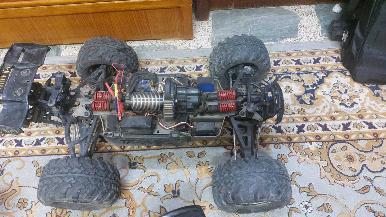 سيارة traxxas e revo 1/8 للبيع مع بطاريات 
السعر المطلوب 500 الف دينار
مستعملة
***********
