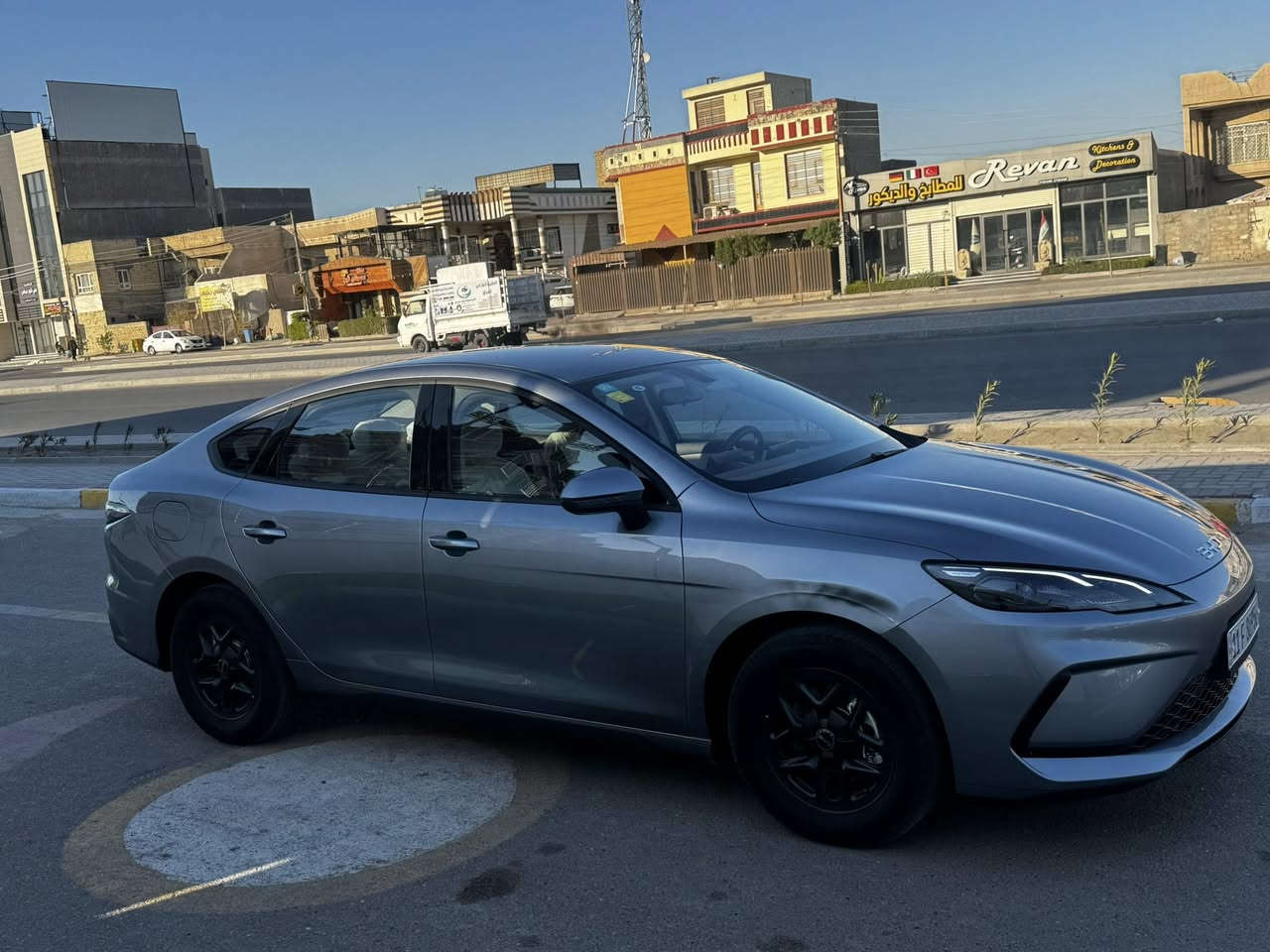 سلام عليكم 
بي وأي دي سيل 5 للبيع موديل 2025 
سيارة جديدة ماشيه 3000الف 
بيها طخة بالجاملغ الامامي واضح بالصورة 
سيارة بعدها على وضع الشركة وغراضها كاملة 
مرقم بغداد بسمي 
سعرها 17.750 رقم تلفون ‭ ***********‬
