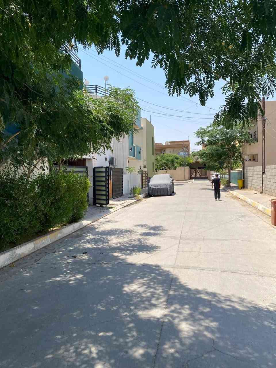 أرض مشيد عليها داران ركن 250م 
الموقع حي عدن قرب مسجد الاحسان وقريب على الكورنيش خلف مدينة العاب سمايلاند 
الدار الاول 150م ركن طابقين ونص 
الدار الثاني 100م مربع طابقين 
يباع الداران سويا 
للأستفسار الاتصال على الرقم ***********
أو زيارة مكتب عقارات النيل2 كركوك سايدين كوباني
