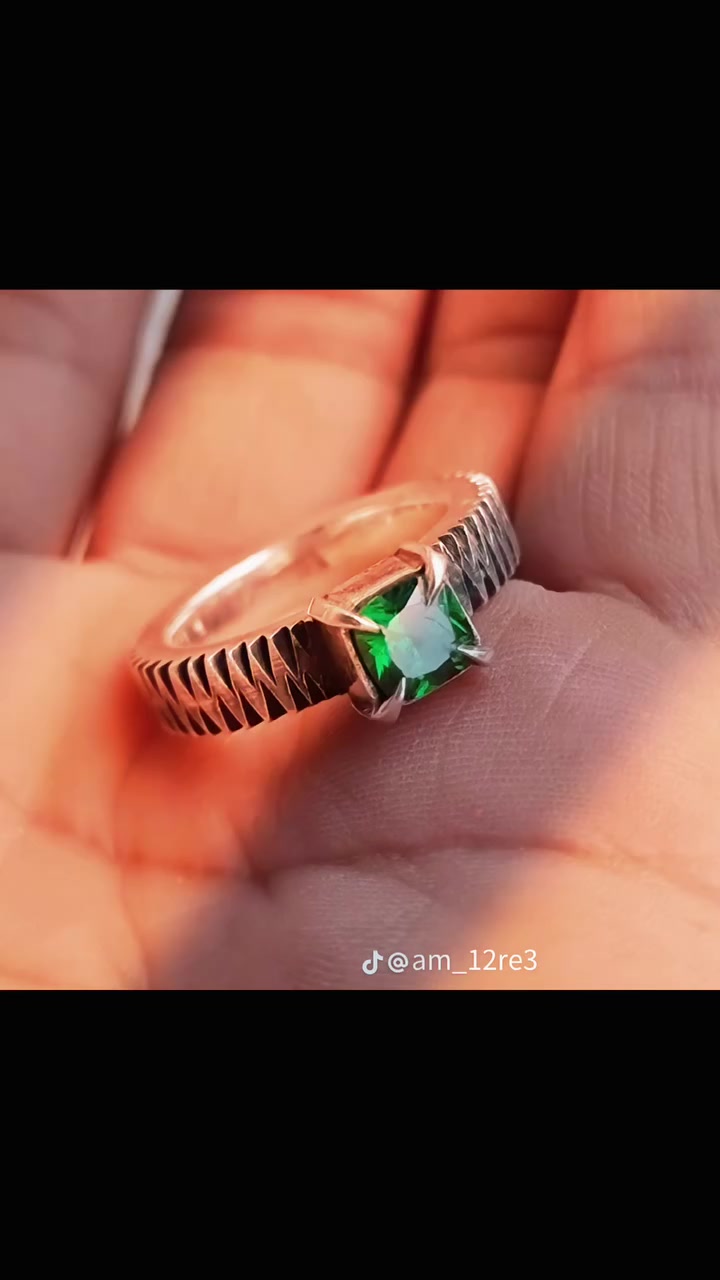 زمرد روسي اصلي 

صياغه مولا سجاد 

قياس الخاتم 21/20

مكاني بغداد حي جميله شارع خير الله 

سعر / 150 الف قفل 

***********
