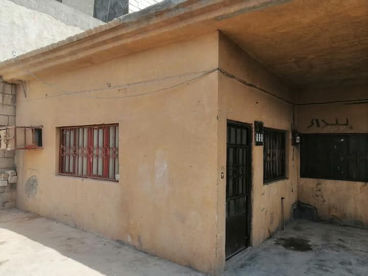 الهم صلي على محمد وآل محمد
يتوفر بيت للبيع بيع سريع جوا سوك سعر ناررر 119قفللل 
دار للبيــــــع [ ٢٠٠ ] متر طابو صرف كربلاء / حي الطاقة / ثالث بيت عن الشـــــــــــــــــــــــــارع العام كافة الخدمات (تبليط مـاء مجـــــــــــــــــــــاري مدارس مستوصف سوق) { غرفتيـــــــن نــــــــــوم صـــــــــــــالة ١٠م مطبـــــــــــــخ استقــــــــــبال صحيــــــــــــــــــات داخليــــــــة خارجية } 
 البناء بلوك والسقف كونكريت مسلح  علما ان البيت فارغ حاليا ولايوجد به اي نقص
 رقــــم الهاتف  *********** واتساب
نستقبل جميع عروضكم في محافظة كربلاء المقدسة
هاذا العرض فقط لدى مكتب عقارات الحسناوي في كربلاء
