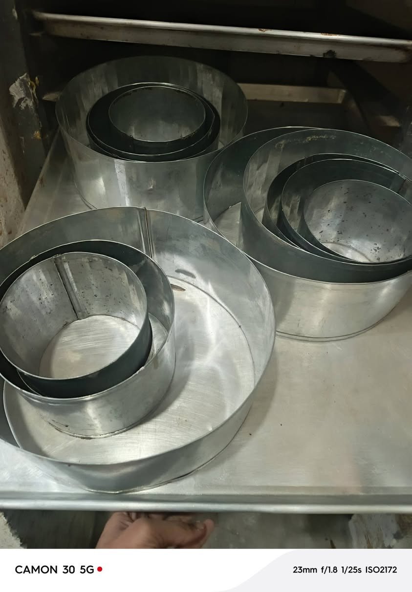 عربانة و ١٢ طاولي كلهن نضاف
الطاولي الكبير مال المعجنات 
و ٢٠ قالب كيك دائري 
وخمارة جديدة ما مستخدمة ولا يوم 
كلهن ب ٢٥٠ الف غير قابل للعملة 
*********** 
عنواني كربلاء . الحولي مال ابو مهدي المهندس . حي الاخلاص
