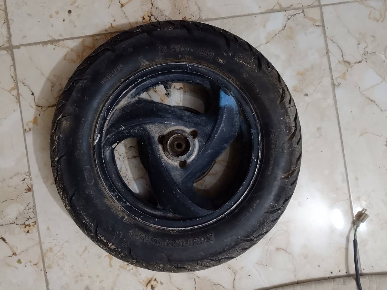 غراض للبيع ابيع شلعة وحدة 

تانكيات عدد 4هنة وصفاحياتهن
ويل ادرس امامي +تاير
وكابريترات ادرس عدد 2 +مرايا مال نامة اصلي 

كلهن ب50 قفل 

رقمي ***********

@إشارة
