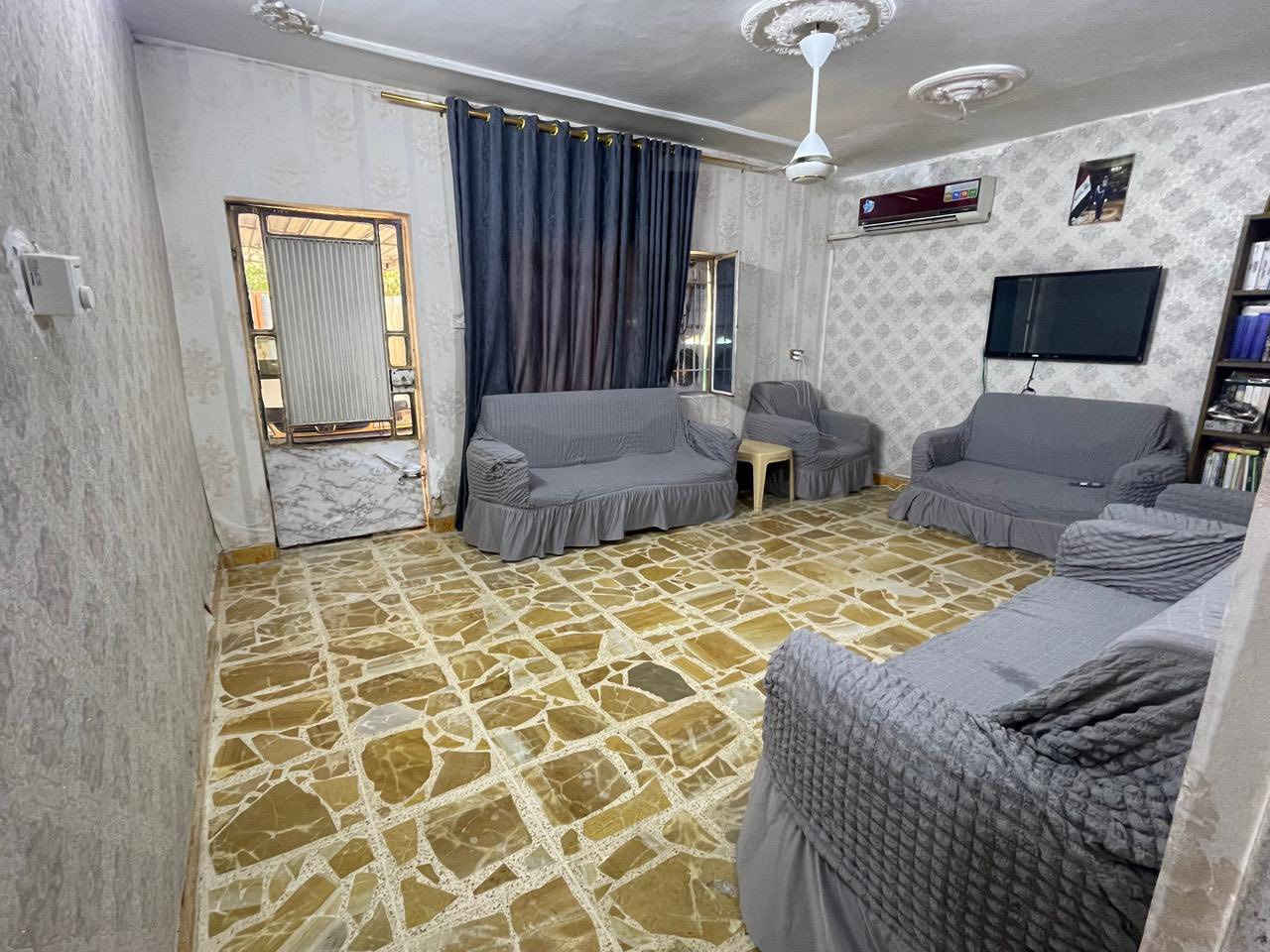 🏠 مشتمل للبيع 🏠

المساحة واقع حال/ ٨٥ متر 
المساحة الرسمية بالسند / ٥٠ متر 
واجهية البيت/ ٥ متر ونص 
————————————-
بالاضافة الى وجود حديقة خارجية ٣٥متر 

( ٢ غرف نوم + مطبخ + استقبال + صحيات +كراج كبير ) 
——————————————-
النعيرية الشارع الخدمي للسريع مقابل شقق الزهور 

رقم الهاتف / ***********
