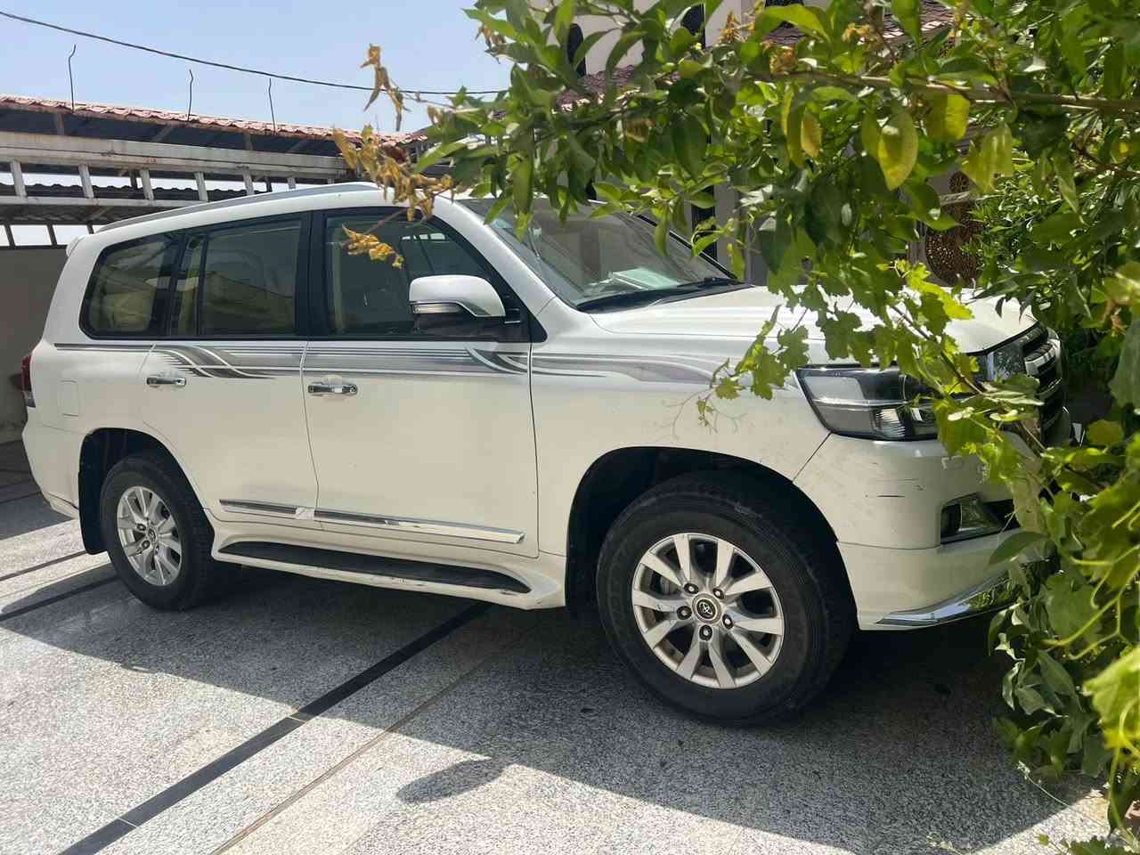 لاندكروز 2017 ساز  
رقم بغداد
وايت اديشن 
محرك 6 سلندر 4000
مواصفات الوايت اديشن معروفة 
السيارة ماشية 410 الف كيلو 
مكفولة السيارة واستخدام شخصي 
السعر 405 ورقة وبيها مجال بسيط 
مكانها واسط العزيزية ***********
