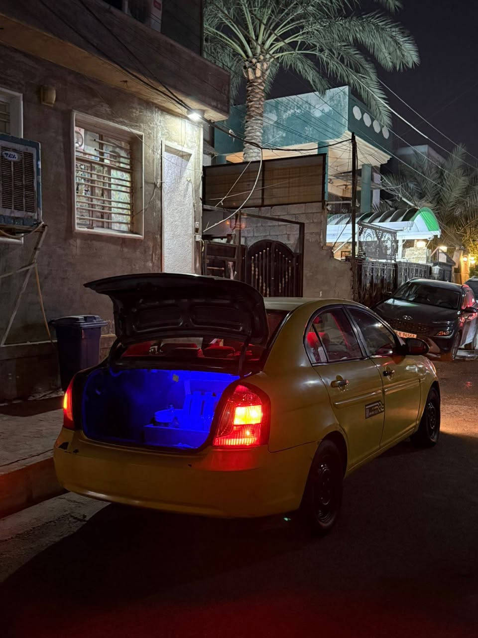 اكسنت 2009 امريكي
حدثها قبغ جنطة مبدل موقوية الباقي ليبل واحد 
عليه عرامة ٩٠٠الف ينزل من سعرها
وهية علية السيارة عوزها صدر امامي فقط
وعوزها صبغة للجمالية
مكينة وكير شرط
السعر  85 ورقة
***********
المكان بغداد
