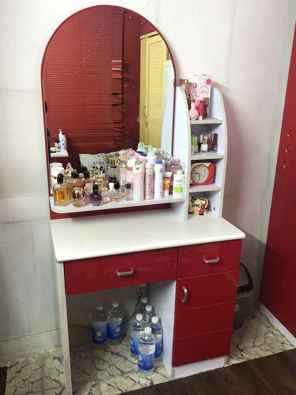 300 الف  جربايه وكنتور ابو 3 ابواب وميز تواليت  المكان حي العدل ***********
