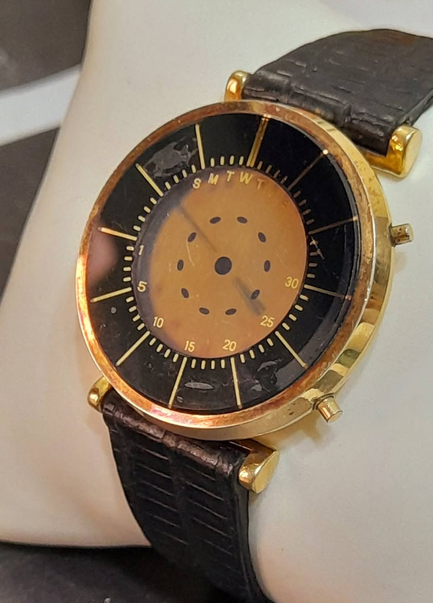 Costa silver 💥 
ساعة Starburst من Texas Instruments، أول ساعة إلكترونية كاملة، نادرة ومتعددة الوظائف، تعمل بنظام كوارتز  بطاريه إنتاج الولايات المتحدة  الأمريكية  .طلاء  دهب. الغطاء من الفولاذ المقاوم للصداء يقفل بالضغط .اصدار ١٩٨٠.مرفق متوسط سعر الساعه بأحد المواقع الإلكترونية 
.😍😍
📌العنوان: طنطا شارع المديرية.
                 طنطا شارع الجلاء
جنوب سيناء. شرم الشيخ .السوق القديم مول تيران محل ٨٠
للتواصل والإستفسار على رسائل الصفحة أو واتس 01000188248

متاح شحن جميع المحافظات.
الدفع فوري .فودافون كاش أو عند الاستلام 

#كوستا_للفضيات #فضه #انسيال #احجار_كريمة #دلاية #Costa_sliver #silver_jewelry  #silver #ring #bracelets  #stones #gemstone #sale #watches #swisswatches #silverstone  #gift #Pandora 
#Fashion #fashionlover  #pandent  #sterlingsilver #pearls #jewelryfactory #manufacturer #silvermaker #daily #jewellerydesign


**إذا كنت صاحب هذا الإعلان وتريد حذفه لأي سبب، رجاءا أرسل رسالة إلى الدعم الفني**