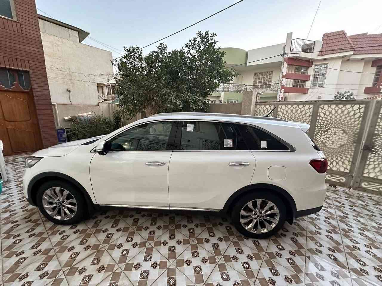 السلام عليكم     
سورينتو 2020
 فول مواصفات 1/1  ماشيه 88 الف مكفولة  من  الصبغ والتبديل  بغداد مشروع وطني بأسمي 
مواصفاتها 
بصمه 
بانوراما 
سايد بريك بصمه( كهربائي )
4 اربع كامرات ( 360 ) درجه
اوتو هولد 
مانع انزلاق 
جنطه كهرباء 
  كشنات كهرباء 
كشنات   
كشنات جلد 
درايف مود   
شاشه كار بلي  
نفيكيشن 
 شاحن لاسلكي 
  محرك 6 سلندر
كير 8 نمر 
  7 راكب
3 قطع تبريد  
السعر272$ الف وبيها مجال 
الرقم
***********
***********
