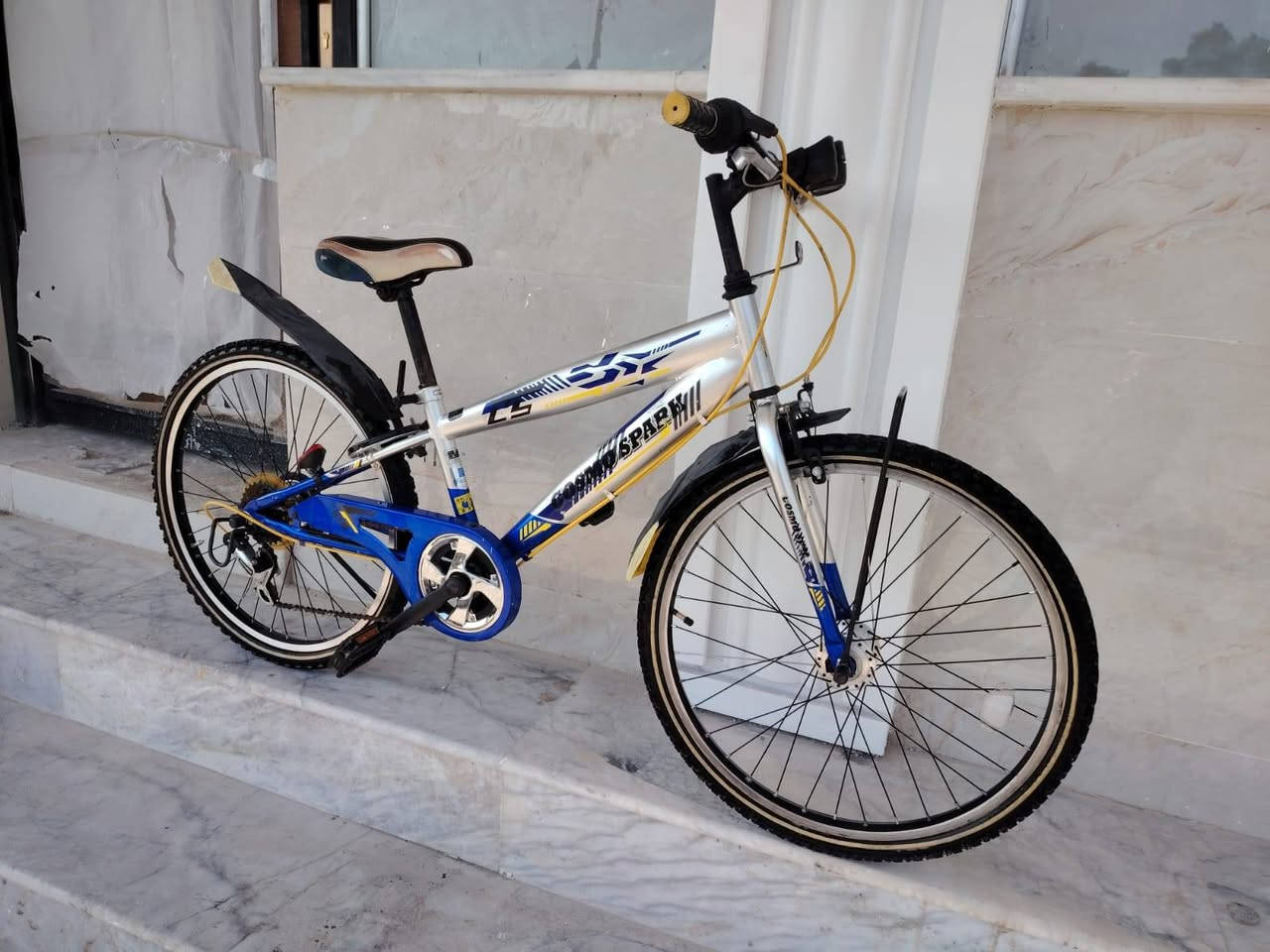 السلام عليكم ورحمة الله وبركاته
بيسكل موديل كيمو حجم 24
باله ياباني النضافه فول وضع حاويه
ماركه ( GoSMa SPARI) 
يده كير ٦ نمر شيمانو اصلي
السعر ( 100 الف)
لون ميمز برتقالي مختم
كشن اصلي ماركه تايرات بلادي
قفل خلفي اصلي شغال
عنوان المحل بغداد شارع الفلاح
هاتف ***********
الاستفسار واتساب
