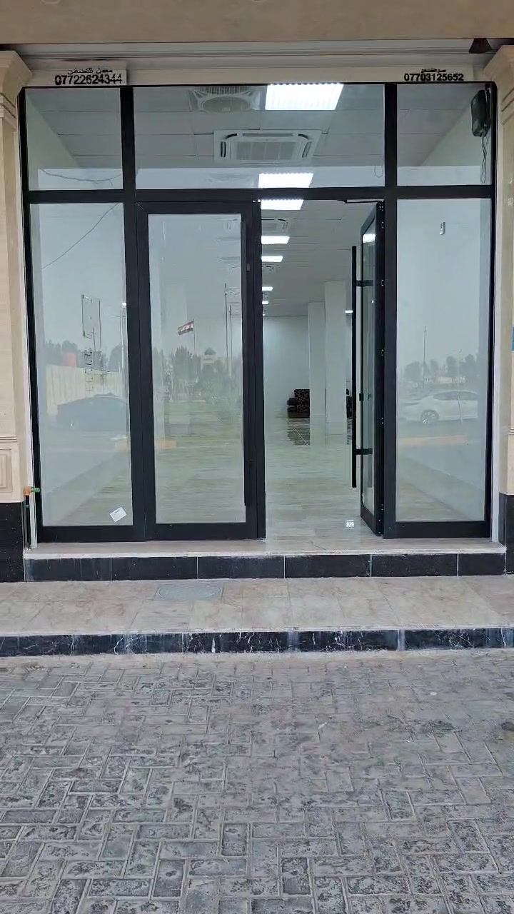 ​🏢 قاعة تجارية فاخرة للإيجار في البصرة (طابق أرضي ) 🏢
المميزات الأساسية:
​📍 الموقع: البصرة - مقابل حديقة ياسين خريبط مباشرةً (موقع إستراتيجي، تجاري، وحيوي جداً).
​📐 المساحة: 160 متر مربع (قاعة واسعة ومفتوحة بتصميم ممتاز).
​🧱 الطابق: (طابق أرضي) يسهل عملية الدخول والخروج ومثالي لخدمة المراجعين والزبائن.
​✨ بناية جديدة بالكامل: القاعة لم تُستأجر أو تُسكن من قبل (جاهزة للاستلام الأول بنظافتها الكاملة).
​المواصفات والخدمات الداخلية:
​الأرضية: مرمر درجة أولى بتشطيب راقٍ ونظيف يعكس الإضاءة بشكل جمالي ومميز.
​التكييف والإنارة: مجهزة بالكامل بمنظومة تكييف مركزي حديثة (سقفي) تغطي كامل المساحة، مع ديكورات سقف ثانوية وإنارة متكاملة.
​المرافق الصحية: تحتوي القاعة على مغسلة خارجية مرتبة + تواليت (مجموعة صحية متكاملة وجاهزة للاستخدام).
​ملاحظة هامة (نوع الإيجار المستهدف):
​القاعة معروضة للإيجار للشركات الاستثمارية، المكاتب التجارية، الوكالات، أو المراكز الطبية والتخصصية او مراكز تسويقي وغيرها 
(نعتذر عن تأجيرها للمطاعم،و الكوفيات
سعر الإيجار ٢ مليون غير قابل للنقاش
​📞 للمعاينة والاستفسار، يرجى المراسلة 
على الخاص أو الاتصال  ***********