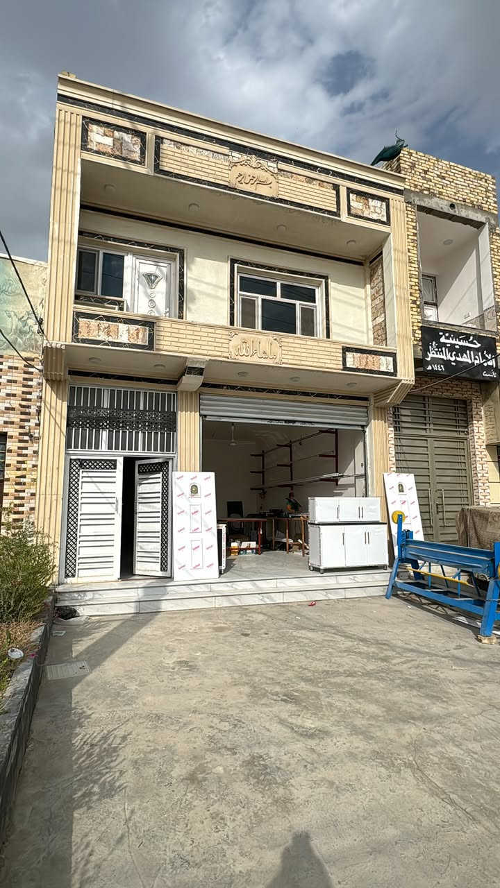 بناية للبيع في كربلاء المقدسة
المســاحة الكلية ٢٤٠ متر
العرض ٧ متر
النزال ٣٤متر
الواجهة تحتوي على محل العرض ٥ متر والنزال ٧ متر 

*المحتويات : الطابق الاول يحتوي على استقبال وحمامات
ومطبخ حار بارد وصالة وكلدور وغرفة نوم وحمام ومنزع
الطابق الثاني يحتوي على صالة صغيرة وغرفة وحمام ومنزع
الطابق الثاني : شقة تحتوي على مطبخ وغرفتين وصالة وحمام
الشقة الثانية تحتوي على مطبخ وحمام ومنزع وغرفة وصالة وبالكون

العنوان: كربلاء المقدسة حي الامل الجديد قرب مجمع الوارث على الشارع العام طريق الزوار الخدمي 
يبعد عن الامام ٣ كيلو
 يصلح حسينية

***********
*********** واتساب متوفر
