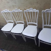 كراسي ابيض  العدد 4  كرسي مكتبي العدد 2  السعر مناسب  التواصل ع واتساب...