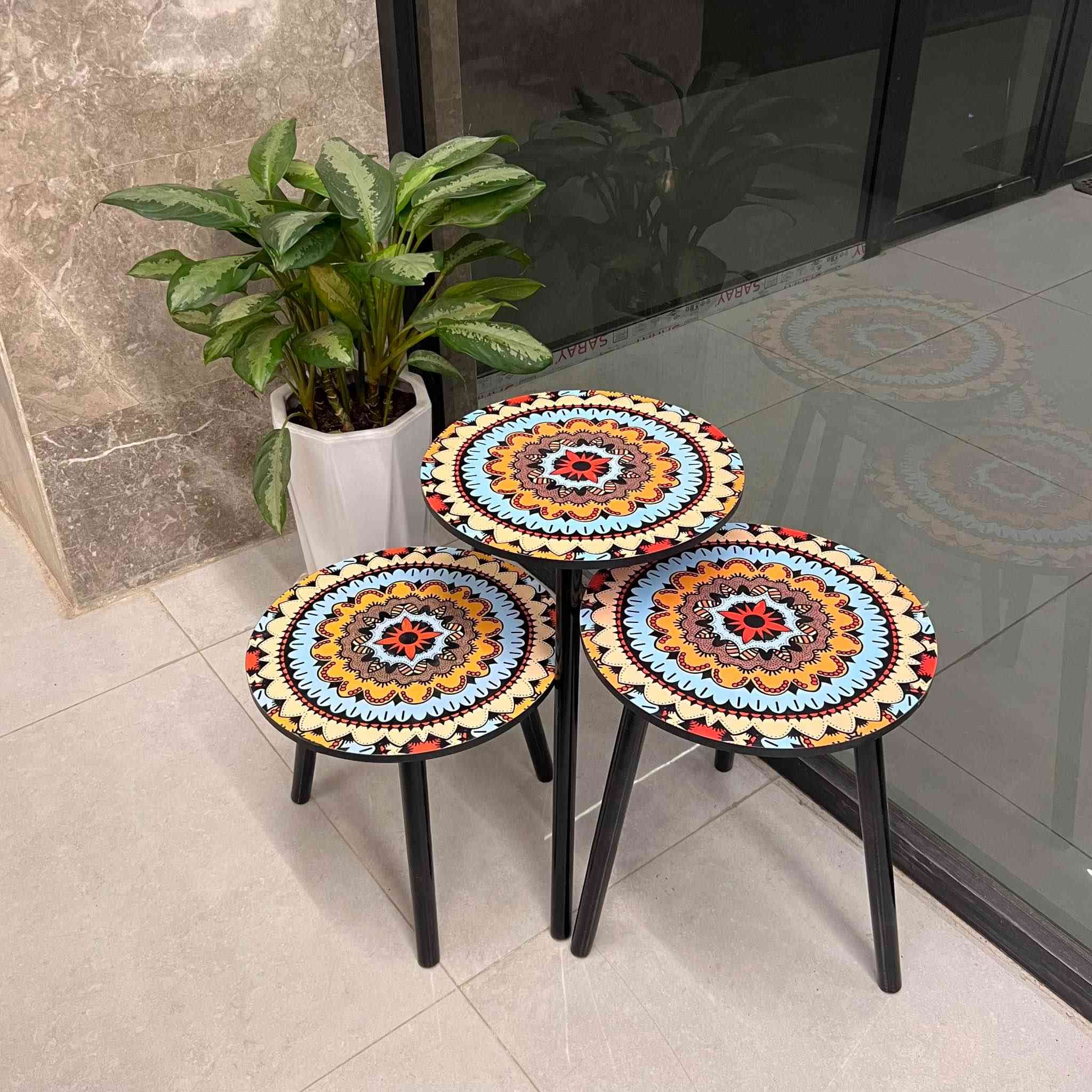 طقم طاولات استكان (3 قطع) بنقشة ماندالا ملونة

طقم طاولات تقديم عصرية مكون من ثلاث قطع بارتفاعات متدرجة، يجمع بين التصميم العملي واللمسة الفنية التي تضفي حيوية على ديكور منزلك.

• طقم مكون من 3 طاولات دائرية متداخلة لتوفير المساحة عند عدم الاستخدام.

• سطح مزين بنقوش "ماندالا" هندسية بألوان متناسقة وجذابة.

• أرجل خشبية صلبة باللون الأسود توفر ثباتاً ممتازاً.

• تصميم خفيف الوزن يسهل نقله وتحريكه داخل غرفة المعيشة.

• سطح ناعم سهل التنظيف.

المواصفات:
• الشكل: دائري.
• النقشة: زينة ماندالا شرقية حديثة.
• العدد: 3 قطع (كبيرة، متوسطة، صغيرة).
• نوع الأرجل: أرجل ثلاثية لكل طاولة لضمان التوازن.

محتويات العلبة
• 1 × طاولة حجم كبير، الابعاد: 40*57 سم.
• 1 × طاولة حجم متوسط، الابعاد: 40*47 سم.
• 1 × طاولة حجم صغير، الابعاد: 40*37 سم

السعر 30  الف
يتوفر خدمة توصيل لجميع محافضات العراق بغداد 3 محافضات  5 الاف فقط🚚🚚 بغداد, العراق


**إذا كنت صاحب هذا الإعلان وتريد حذفه لأي سبب، رجاءا أرسل رسالة إلى الدعم الفني**