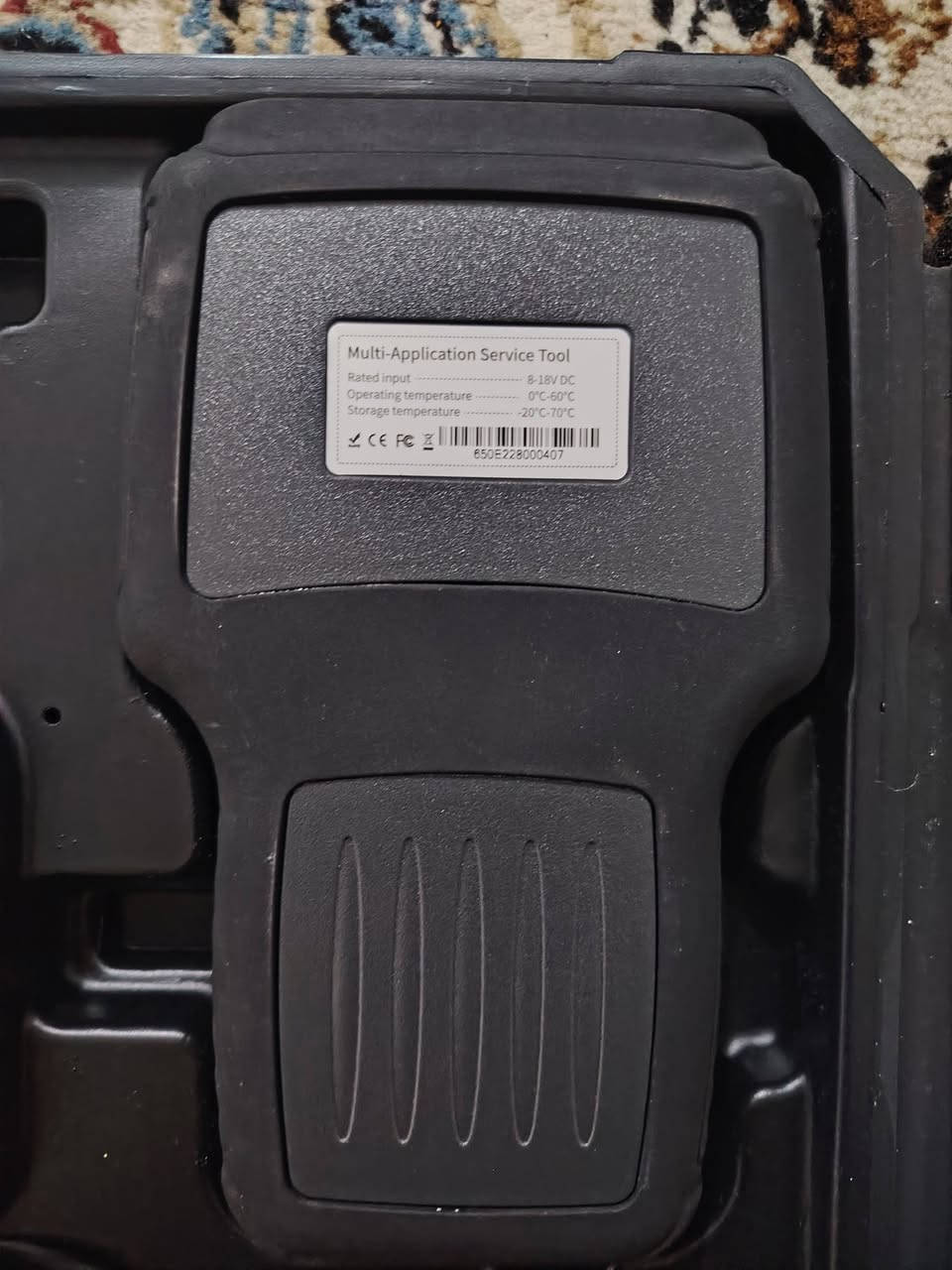 جهاز Foxwell NT650 Elite
يدعم الفحص العميق لمحرك السيارة (Engine)، ونظام المكابح المانعة للانغلاق (ABS)، ونظام الوسائد الهوائية (SRS/Airbag).
قراءة ومسح الرموز: يتيح لك قراءة رموز الأعطال وفهم معناها بوضوح، ومن ثم مسحها لإطفاء مصابيح التحذير في لوحة القيادة.
البيانات الحية: عرض بيانات الحساسات في الوقت الفعلي على شكل نصوص أو رسوم بيانية لمراقبة أداء السيارة أثناء التشغيل.
دعم بروتوكولات OBD2: يوفر تغطية كاملة لجميع أوضاع فحص OBD2 للسيارات العالمية المصنعة بعد عام 1996. 
وظائف الصيانة الخاصة (أكثر من 26 وظيفة)
إعادة ضبط زيت المحرك (Oil Reset): لتصفير عداد الصيانة بعد تغيير الزيت.
نزيف المكابح (ABS Bleeding): لإخراج الهواء من نظام الفرامل لضمان ثبات الدواسة.
برمجة البطارية (BRT): لتسجيل البطارية الجديدة في كمبيوتر السيارة.
تجديد فلتر جزيئات الديزل (DPF): تنظيف الفلتر من التراكمات لضمان أداء المحرك.
معايرة زاوية التوجيه (SAS): ضبط حساس عجلة القيادة.
خدمة فرامل اليد الإلكترونية (EPB): تفعيل وتعطيل النظام لصيانة تيل الفرامل.
مواصفات تقنية وتغطية شاملة
سهولة الاستخدام: مزود بشاشة ملونة مقاس 4.3 بوصة ولوحة مفاتيح واضحة مع اختصارات سريعة.
تغطية واسعة: يدعم أكثر من 50 إلى 90 علامة تجارية للسيارات من الأسواق الأمريكية والأوروبية والآسيوية

اخوان الجهاز جديد مامستعمل
مدفوع بي  150 قفله175


**إذا كنت صاحب هذا الإعلان وتريد حذفه لأي سبب، رجاءا أرسل رسالة إلى الدعم الفني**