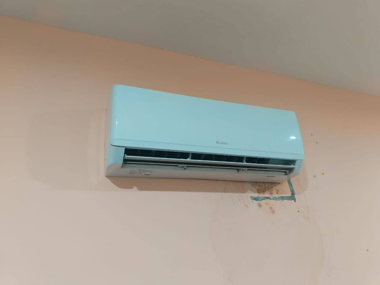 اغراض بيت للبيع ثلاجه سبلت كري طن انفيرتير صوبه نفطيه ياباني اصليه  مكنسه كهربائيه للاستفسار ع الرقم *********** واتساب
