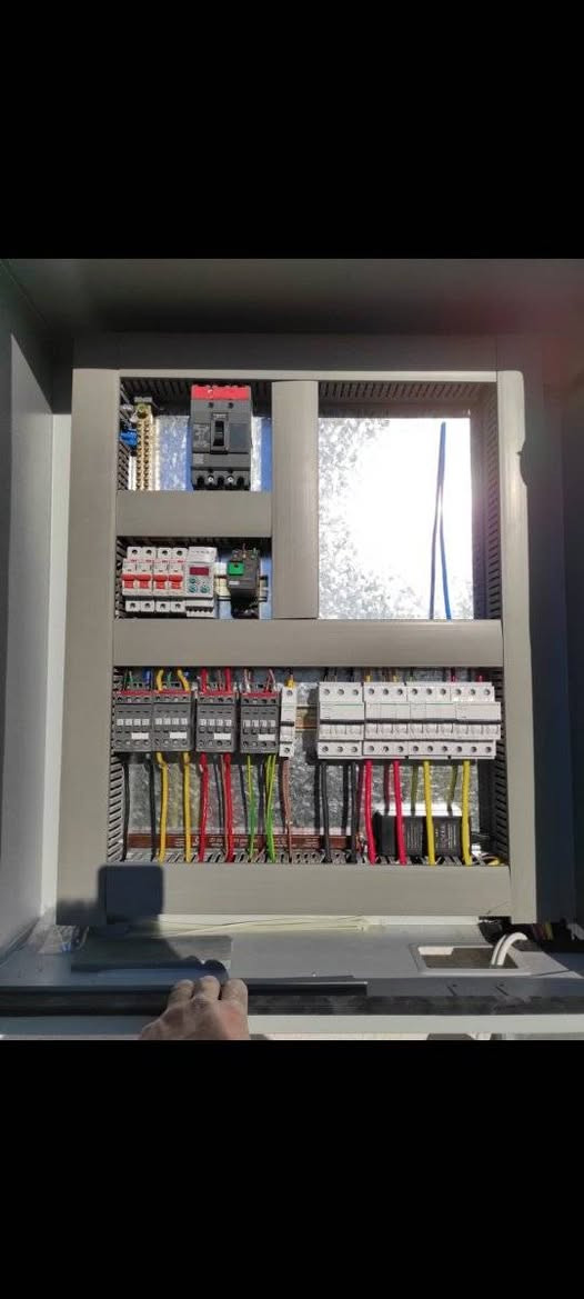 فني كهربائي 
مستعد لتأسيس المنازل والشقق والمحلات...
وعمل وصيانة البورد الرئيسي والسيركت واستبدال النقاط القديمة بالإضافة إلى...

1 _ توزيع نقاط الإنارة 💡
2 _ توزيع البرايز 🔌
3 _ توزيع المكيفات ❄️
5 _ توزيع نقاط الستلايت 📡
6 _ توزيع نقاط السخانات 🚿
7 - توزيع الكاميرات 📷
راسلني او اتصل
***********
#كهربائي #تاسيس #صيانة #سخان #سخانات
#تنور_كهربائي #انارة #ايرثلكج #بورد #ترتيب_اسلاك #جودة_في_العمل
#اتقان
