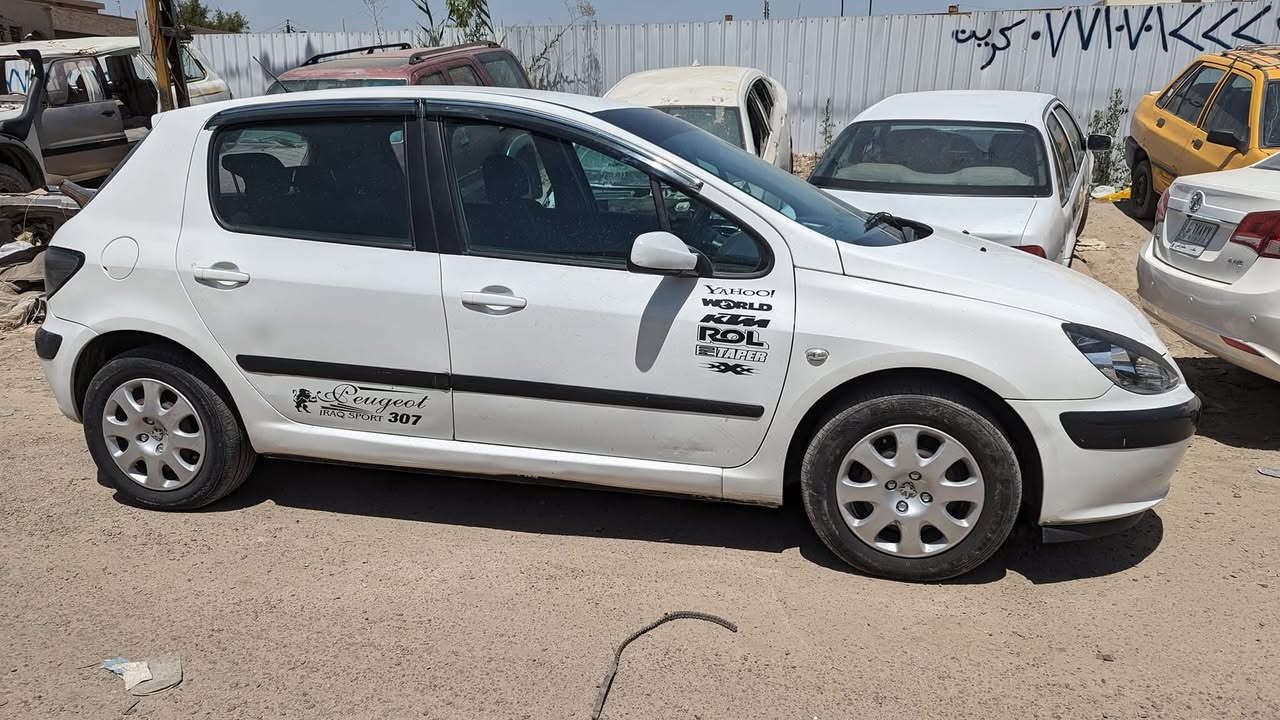 بيجو ٣٠٧ اللون أبيض
موديل ٢٠٠٤
كير جديد ومحرك جديد أصلي فرنسي
كهربائياتها بلادية ما ملعوب بيها
تبريد ثلج
غرفة جديدة وجميلة
حدادية امامي خلفي
تخم تاير  جديد
صبغ باب السائق وجزء من الدوسة ( بدون ضربة )
السنوية بأسمي لغاية ٢٠٢٩
الرقم الجديد
أستخدام منزلي فقط وبيد ( شايب )
السعر : ٤٩ ورقة وبيها مجال بسيط أكراما للمشتري
النقص : قاعدة دبل امامي واحدة فقط عكس السائق
وربي يوفق الجميع 
رقم الهاتف ؛ ***********
ابو حسين
