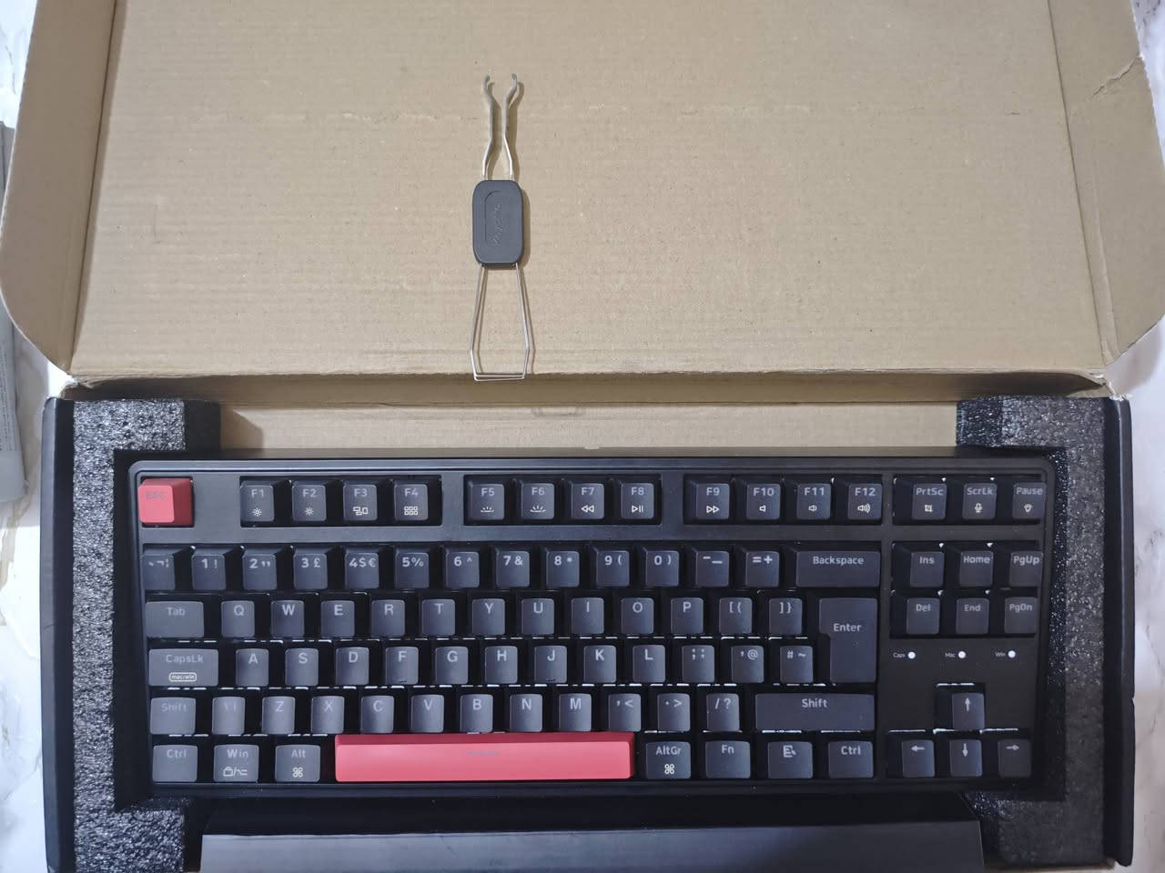 للبيع كيبورد ميكانيكي وماوس احترافي - حالة كالجديدة! ⌨️🖱️
للبيع مجموعة لمحبي الألعاب والإنتاجية، القطع نظيفة جداً وبحالة ممتازة (استخدام أسبوع واحد فقط)، مع كامل ملحقاتها وكراتينها الأصلية:
1️⃣ كيبورد Keychron C3 Pro (TKL Mechanical Keyboard):
كيبورد ميكانيكي احترافي، أداء عالي وتجربة كتابة مريحة جداً.
إضاءة مميزة وحالة "جديد" حرفياً.
2️⃣ ماوس Attack Shark R1:
ماوس خفيف الوزن وسريع، مناسب جداً للألعاب التنافسية.
يعمل بوضعيات متعددة (سلكي، 2.4G، بلوتوث).
السعر:
للكيبورد: 45,000 دينار عراقي.
للماوس: 25,000 دينار عراقي.
(السعر قابل للتفاوض البسيط للشراي).
القطع نظيفة جداً كأنها طالعة من المحل، سبب البيع هو عدم الحاجة حالياً. رقم:***********
