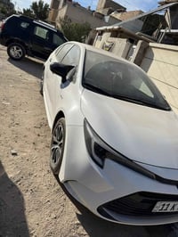 للبيع كورلا هايبرد 2025 بأسمي ماشيه 6 الاف مكفوله من الصبغ والبارد فقط...