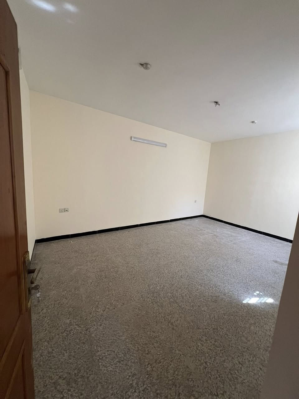 ⸻

🏡 للإيجار – بيت بموقع مميز

📍 الموقع: شارع المغرب
📐 المساحة: 180 متر

🔹 يتكون من:
• 3 غرف نوم
• صالة
• مطبخ
• هول داخلي
• كراج

💰 الإيجار:1200$

📞 للاستفسار: ***********
