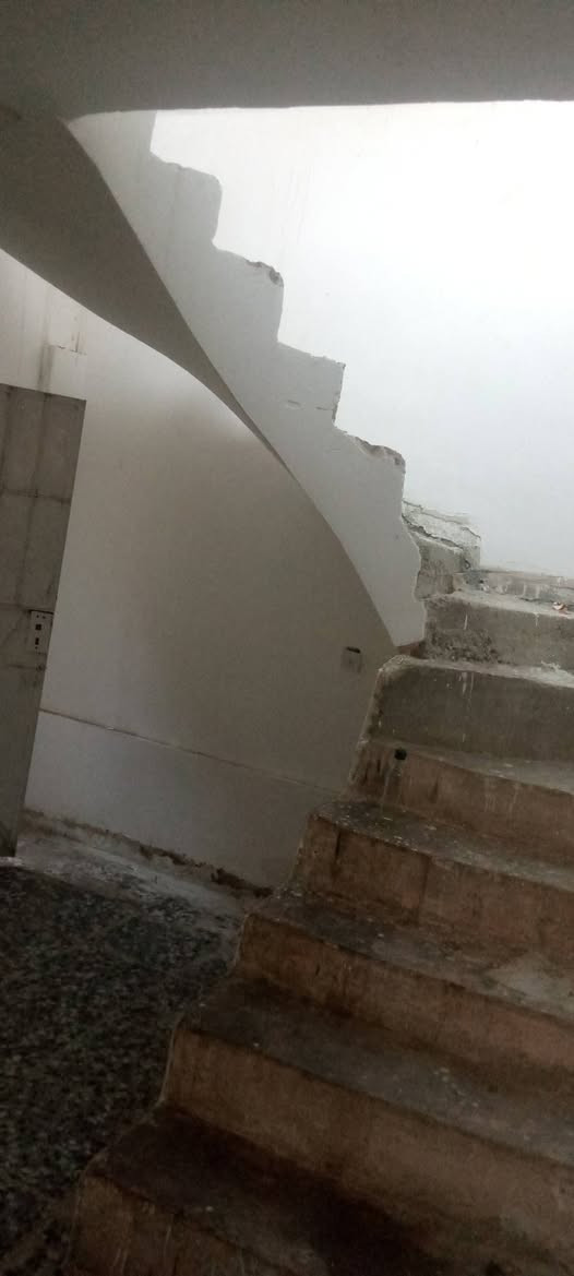 السلام عليكم دار للبيع المساحة 100متر زراعي الموقع رئاسة نهاية شارع عشرين قرب كاع ابو علي الدراجي السعر 60 وبي مجال بسيط للاستفسار متواجد واتساب ***********
