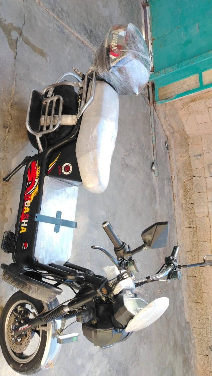 سلام عليكم للبيع موطور هيوشه 2021 باترياته زينه بس ابيعلك نص عمر يمشيك 4اشهر تايرات جدد ولكشر كدامك السعر 300وبي مجال للاتصال ***********
