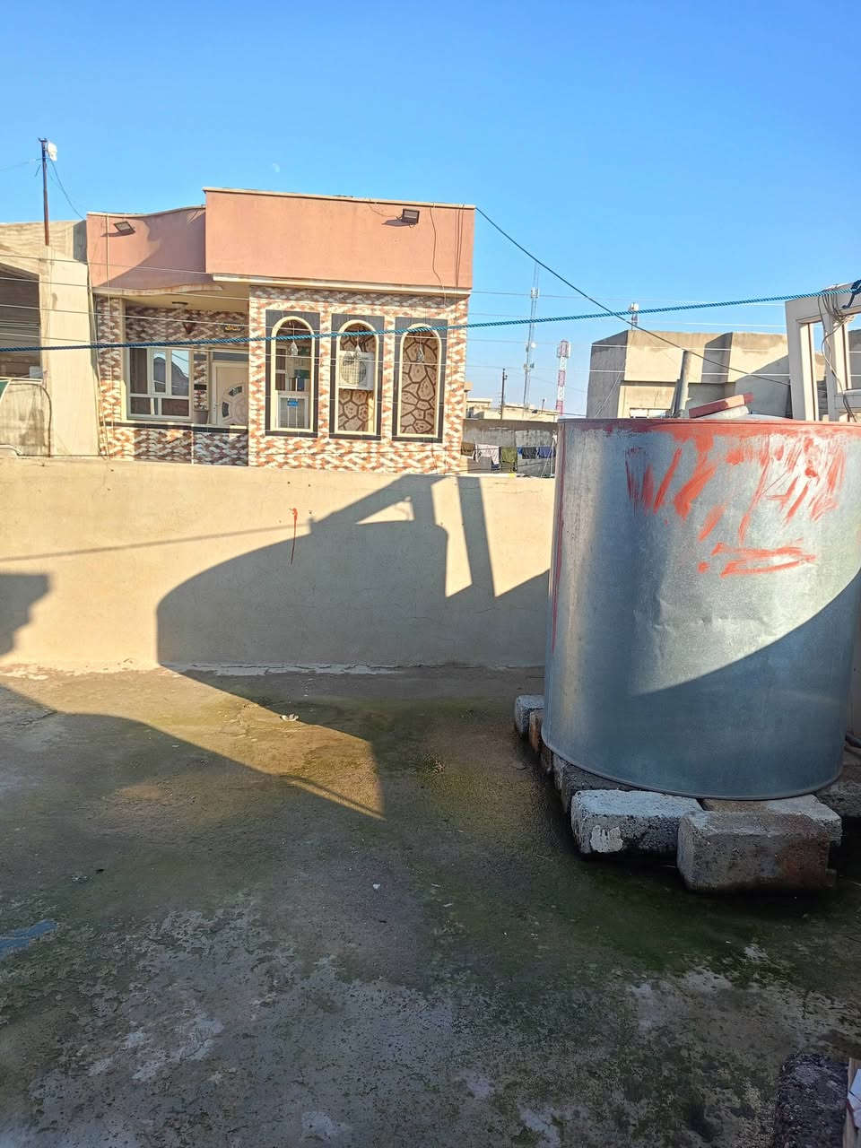 للبيع بيت مساحته 100 سند  في حي بكر وره جامع البديع ابواب جدد مصبوغ جديد بيت نضيف مابي اي شي لا فطر لا شي لا كسر يتكون من حوش و هول و تواليت 2 دخل و خارج و غرفتين وحده مال نوم وحده ستقبال و وحده فوك بيت و ترك و طارمه و مطبخ  نضيف اي شي مابي سعر 70 حيل مناسب وره البيت سوك يعني منطقه زينه حيل دكاكين يمك سوك يمك (رقم الهاتف ) ***********  )) ***********
