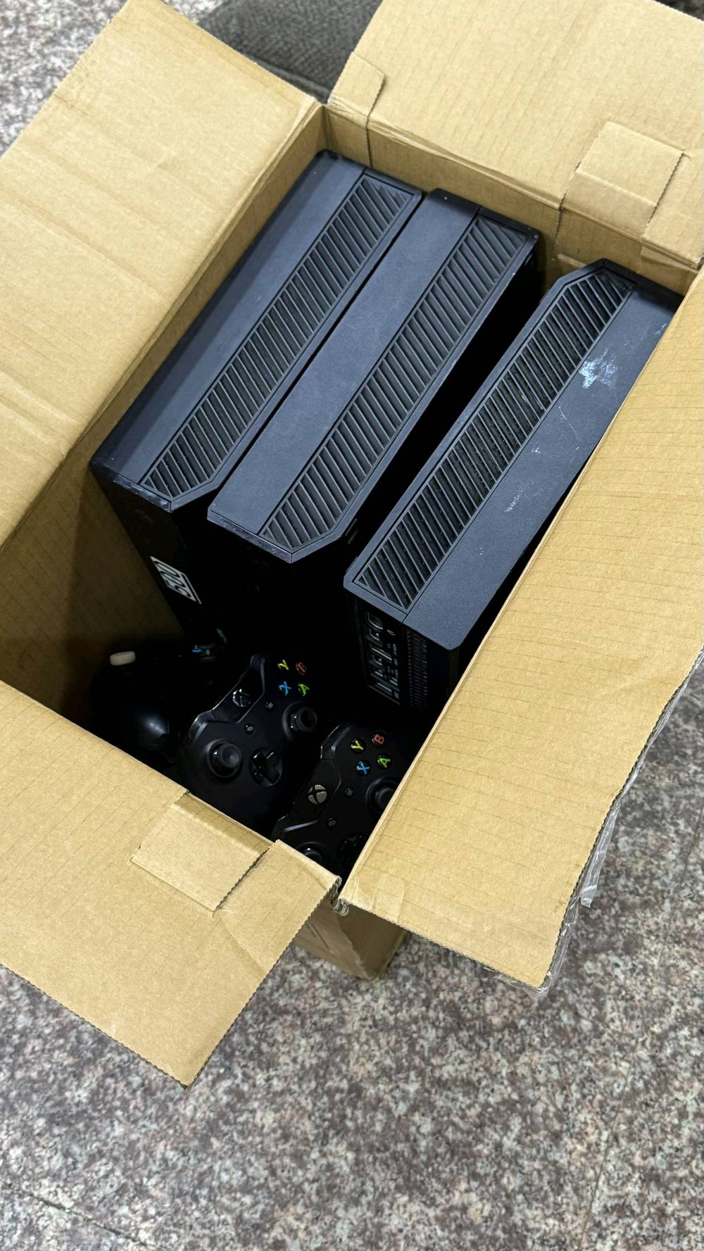 اكس بوكس وان فات 
لوك ستيكر 
نص تيرا 500g
تلث قطع بآلة 
 يجي وياة اليدة الأصلية و الكيبلات 
متوفر توصيل لكل العراق 
سعر الجهاز مع الكيم باس 135
بدون كيم باس 130
تواصل واتس ***********