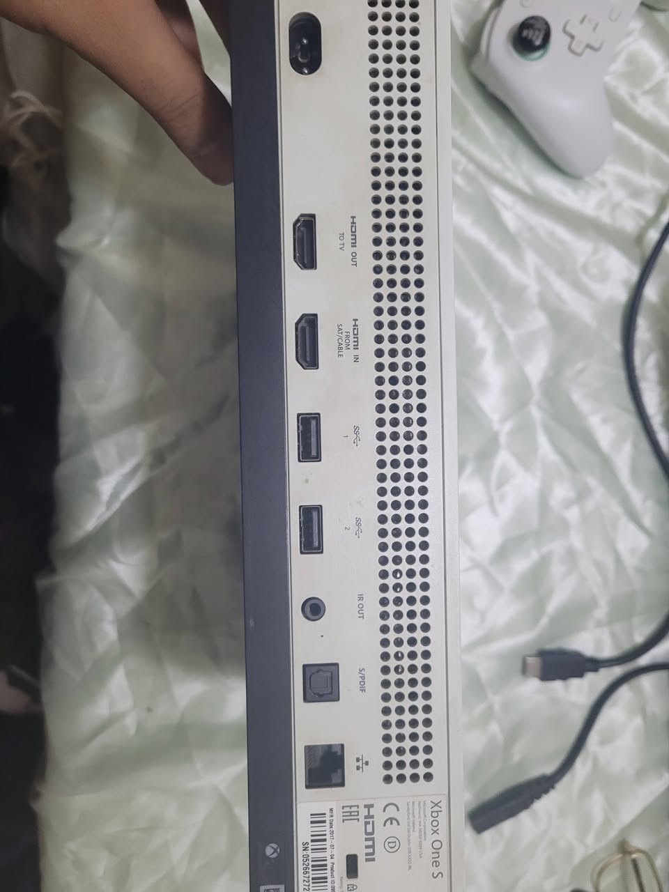 اكسبوكس ون اس
1 تيرا 
معه ثنين جوستيك الاولة كيم سير ج7 سي
ملاحظة اليدة الثانية ال لونها رمادي بيها درفت


**إذا كنت صاحب هذا الإعلان وتريد حذفه لأي سبب، رجاءا أرسل رسالة إلى الدعم الفني**