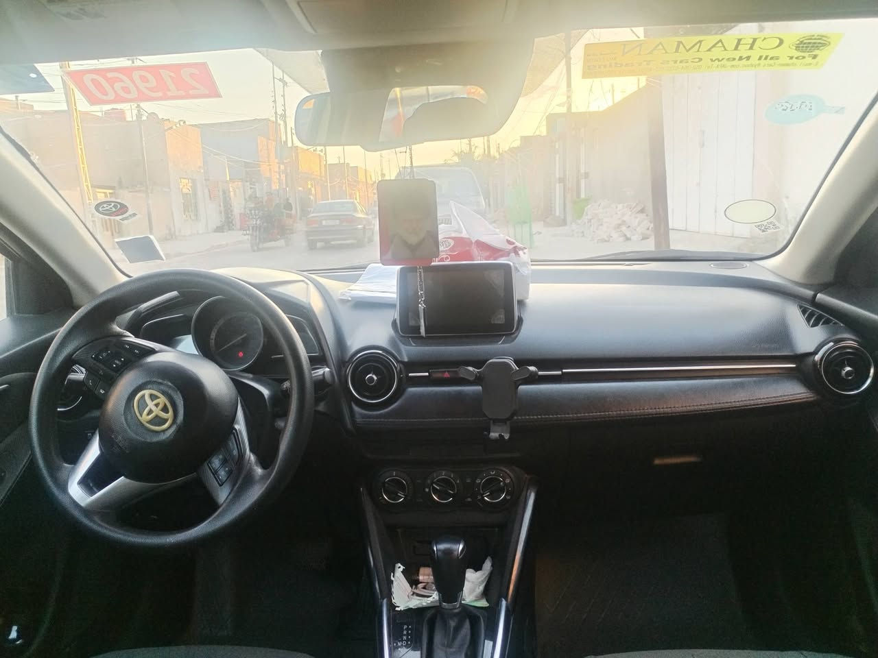 كورلا يارس 2017 وارد أمريكي سياره جهازه من كلشي نضافه مثل ما موضح بالصوره السياره بيها قاصرين سياره بأسم والدي المتوفي مكان السياره النجف الاشرف صور السونار موجوده سنوية السياره تنتهي 2030 ما متواجد على الفيس اتصل ***********
