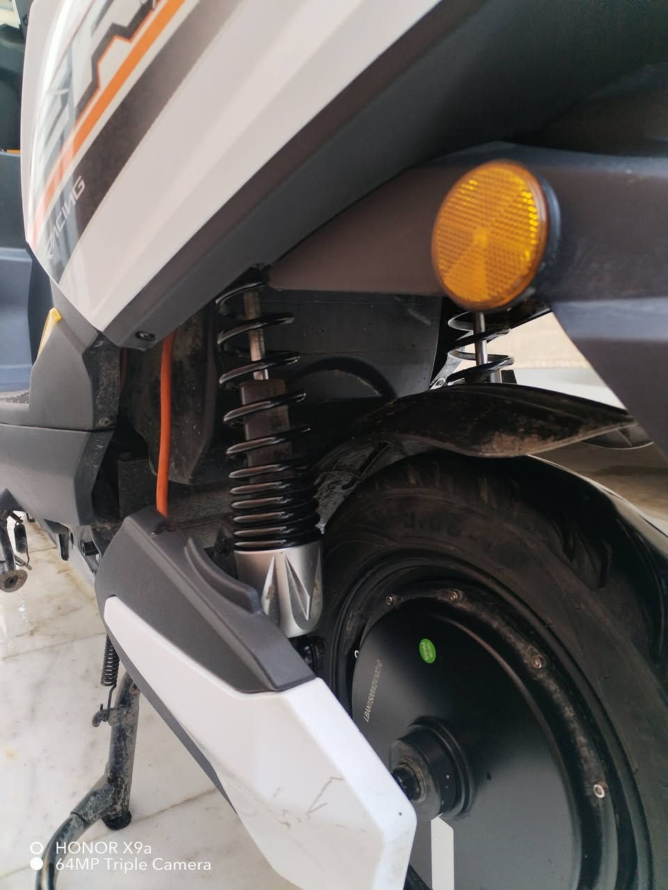 دراجه ڪهربائيه للبيع 
مواصفات 
1••• 3 سرع بيه سرعه اولا 40 الثانيه 50 الثالثه 60
2••• سرعته تقفل 60 حقيقي بشاشه 
3••• بريك امامي خلفي 
4••• لايت زنون عالي + ناصي 
5••• 3 الوان اسود + اصفر + اخضر 
6•••شحن 4 ساعات فقط 
7••• الشحنه الوحده 40km 
----------
الدراجه حلوه ومرتبه ونضيفه بيه بس جاملغ وراجع  القطعه عيب مابيه استعمال قليل سعرها 850 قفل اني اخذته ب 950 
••• العناون 
بغداد الكراده 
واتساب فقط ***********
