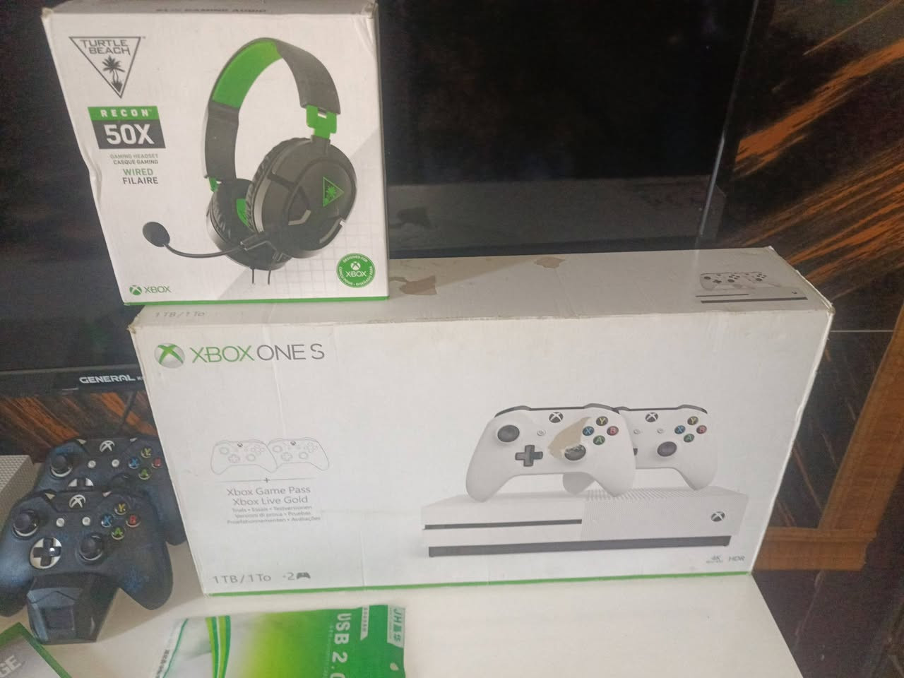 اكسبوكس وان اس xbox one s نسخه نادره تجي جويستكين واحد تيرا بلادي الجهاز مستعمل مو باله كارتونه كتيبات كله وياه بس مايع شويه مماثر بس شكل موضح بالصوره بطاريات وقاعده شحن جديده سماعات اصليه بي اشتراك كيم باس شهرين وبي ريد ديد ماجره شهر 
الالعاب المنصبه بي

فورزا هورايزون 5 
فورتنايت
كولل اوف ديوتي وارزون
ريد ديد 2
رزدنتت ايفل 7 
جي تي اي 4 
واتش دوجز 2
اساسن كريد ميراج 
ماين كرافت 
روكت ليج
 
سعره 275 مكاني بغداد حي الجهاد ***********
