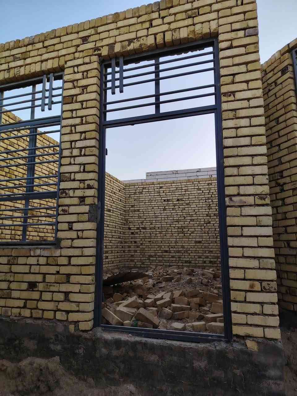 الهيكل للبيع ٢٠٠ متر أساس صب والبناء طابوق والحداديه درجه اولى للأستفسار ***********
