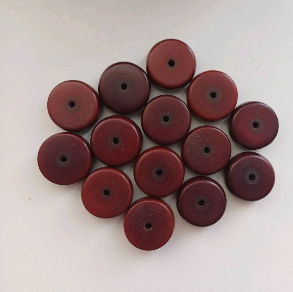 خرز قرصي مسطح أحمر عتيق، ربما من الباكليت، بلاستيك مضغوط قديم، 290 دولارًا أمريكيًا.
خرز قرصي مسطح عتيق لصنع المجوهرات. هذا الخرز مصنوع من بلاستيك مضغوط قديم، ربما من عصر الباكليت. يتميز الخرز بشكله القرصي المسطح (الدونات) ولونه الأحمر الداكن المائل إلى العنابي مع لمسة نهائية ناعمة كالحرير.

ملاحظة حول المادة: المادة الدقيقة غير معروفة ولا يمكن ضمانها. تم إجراء اختبار تفاعل قياسي (كما هو موضح في الصور)، ويستند الوصف إلى نتائج الاختبار. يُرجى إجراء تقييمك الخاص قبل الشراء.

ملاحظة: قد يختلف اللون قليلاً من خرزة إلى أخرى - بعض الخرز أغمق من غيرها. قد توجد بقع صغيرة أو علامات سطحية أو عيوب طفيفة بسبب القدم.


**إذا كنت صاحب هذا الإعلان وتريد حذفه لأي سبب، رجاءا أرسل رسالة إلى الدعم الفني**