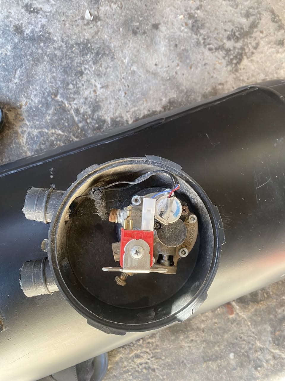 تانكي 100 لتر كامل هوه والطوافة  ستخدام اقل الشهرين …للبيع السعر 250 ألف قفل مكاني بغداد البياع ***********
