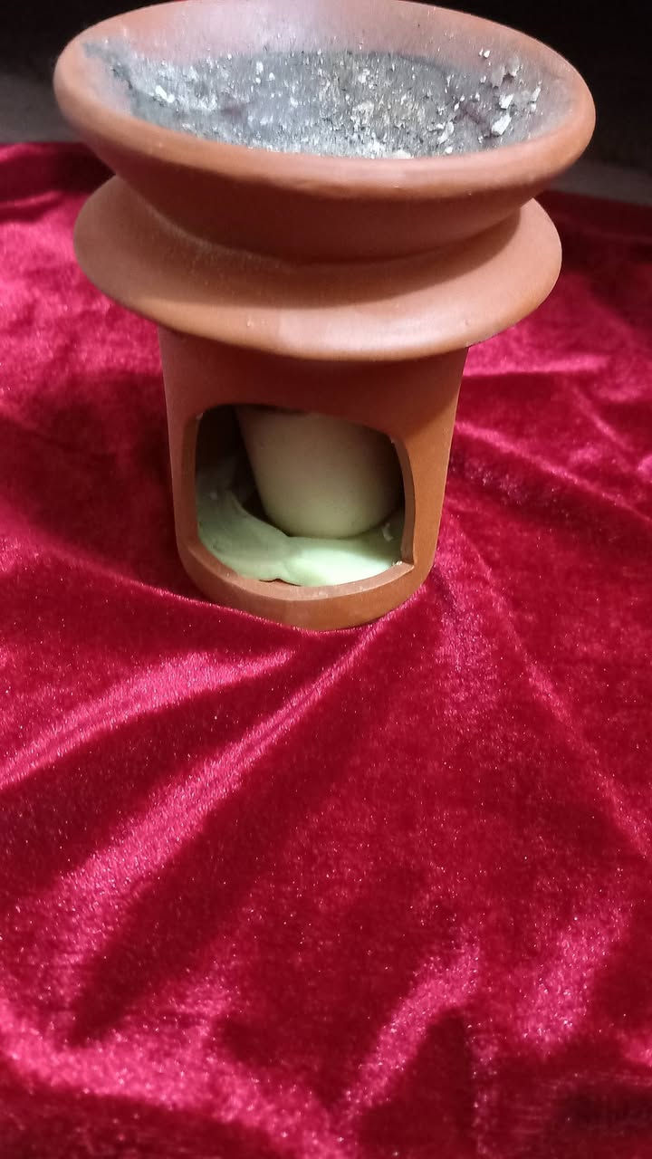 🕯️✨ لمسة من الدفء والعبق الكلاسيكي لديكور بيتك!
​للبيع: فواحة عطرية (وحامل شموع) من الفخار بتصميم "أنتيك" فريد.
​إذا كنت من محبي القطع المميزة التي تجمع بين الفائدة والديكور الجميل، فهذه القطعة مناسبة جداً لك.
​📌 تفاصيل القطعة:
​المادة: مصنوعة من الفخار (الطين المحروق) المتين ذو اللون الترابي الدافئ.
​التصميم: تصميم كلاسيكي جذاب يتميز بمجسم بارز لطيف (شخصية حرفي أو حكيم) يجلس إلى طاولته، مما يعطيها طابعاً تراثياً (Vintage) رائعاً.
​الاستخدام: تحتوي على وعاء علوي واسع لوضع الماء والزيوت العطرية أو قوالب الشمع (Wax melts)، وتجويف سفلي مخصص لوضع الشمعة الصغيرة (Tea light) لتسخين الزيت ونشر العطر في المكان.
​الديكور: قطعة ممتازة لتزيين المكاتب، زوايا الاسترخاء، أو غرف المعيشة وإضافة جو هادئ ومريح.
​💰 السعر: [ ٦ الاف ]


**إذا كنت صاحب هذا الإعلان وتريد حذفه لأي سبب، رجاءا أرسل رسالة إلى الدعم الفني**