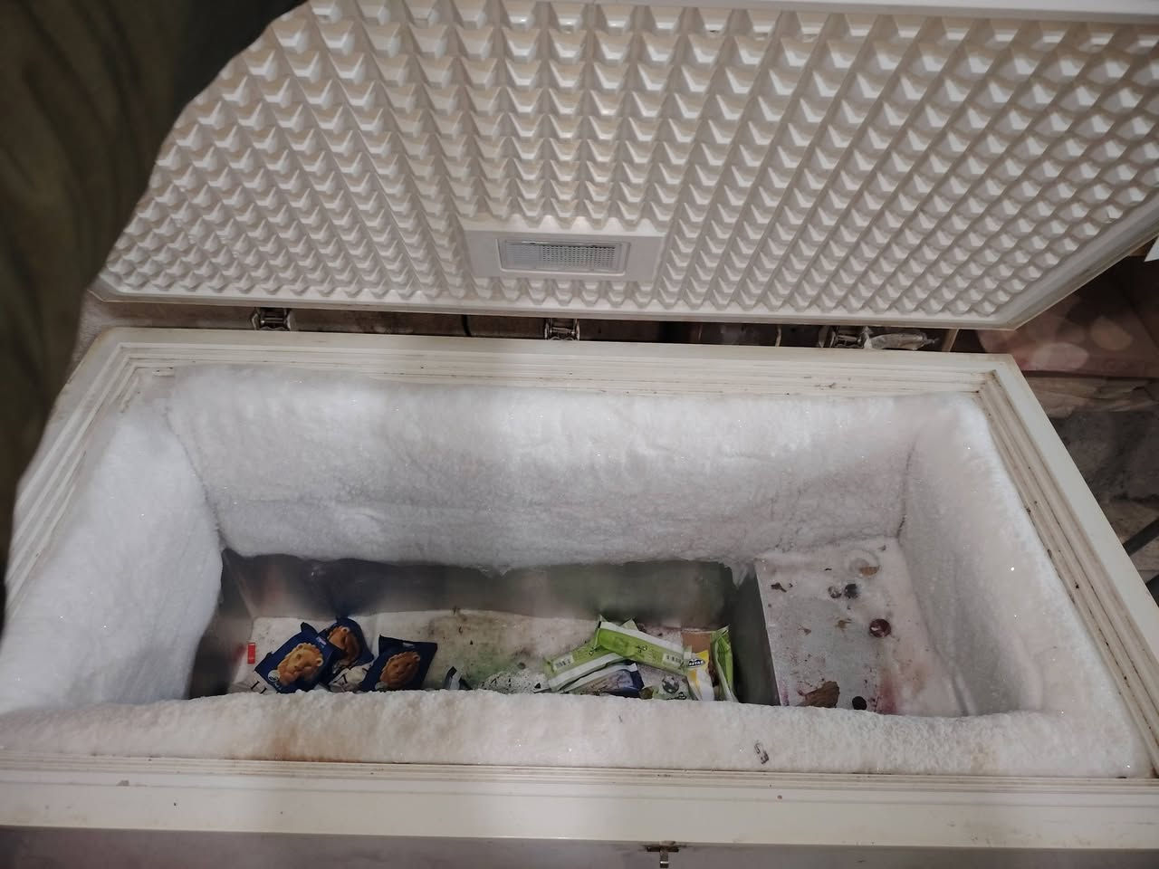 السلام عليكم مجمده للبيع حجم كبير نضيفه وشرط ماداخله تصليح مكاني كوت الانوار سعرها ٢٠٠ بيه مجال قليل مكلف للنشر الاتصال ***********
