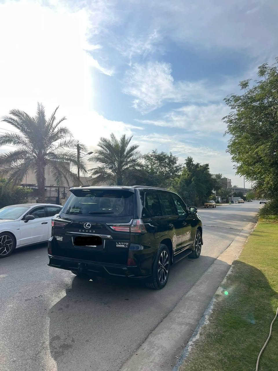 السلام عليكم لكزز كورو 2021 فووول بيبان شفط ومعروفه مواصفات الكورو جديده جدا ماشيه 72 الف كيلو مكفوله من الضربه والصبغ بيها باب السايق امبدل نفس اللون اثر شخط وبيها pdr قليل جدا بالجاملغ الخلفي رقم بغداد باسمي وسعرها 84500$ وبيها مجال جدا بسيط للاتصال *********** بغداد, العراق
