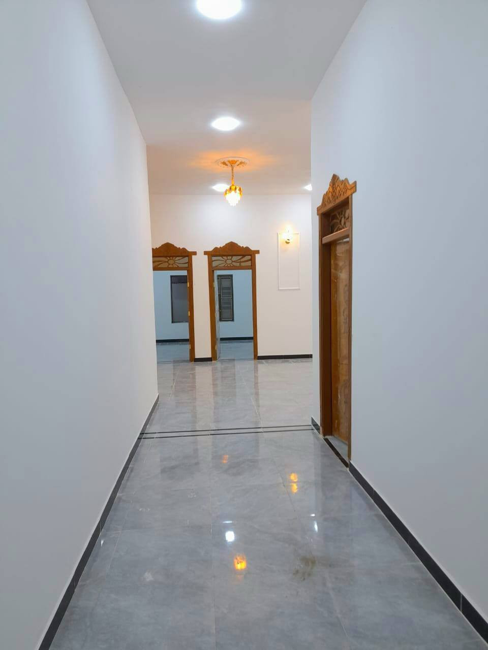 #اسعد_الله_اوقاتكم_بكل_خير⁉️👋 

يتوفر بيت للبيع  
#طابو ملك صرف زراعي عراقي وكاله ونسخه من الطابو  ولملاك موجود حي يرزق

مساحة البناء 200م
 
 بيت الركن 
يحتوي البيت على 
3 غرف  5×4
ديوان 8×4
مطبخ 5×4
هول 3×5
صاله 8×5
صحيات داخلي وخارجي
كراج سياره
وحديقه مرتبه 
 البيت بي مساحه ترك 
#البناءجديد 2026 درجه اولى وجاهز من كلشي  منطقه هدوئ ومتوفر بيها جميع  
 الخدمات ماء كهرباء مدارس قريبه مستوصف سوك كافة الخدمات متوفره
البيت فارق وجاهز للسكن 
البيت يقع على شارع 10م  اناره الشارع كله

#العنوان : بصره ابي الخصيب كوت ثويني ////   قريب على صيدلية كوت ثويني //
البيت يبعد عن الشارع كوت ثويني التبليط100م 
(( السعر  133  وبي مجال ))
☎️((***********))☎️
             محمد
