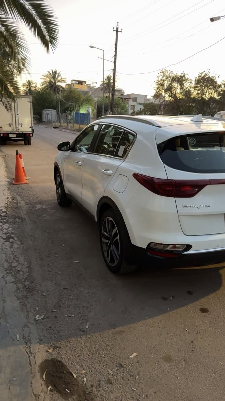 سبورتج موديل 2021
خليجي السياره 
(قطعه وحده صبغ) 
محرك ٢٠٠٠
ماشيه ١١٥ الف كيلو متر 
بدون فتحه 
بدون بصمه (سويج) 
شاشه 
كامره دواره 
كير مكينه مكفورلات 

*********** 
مكان السياره بغداد الكراده
