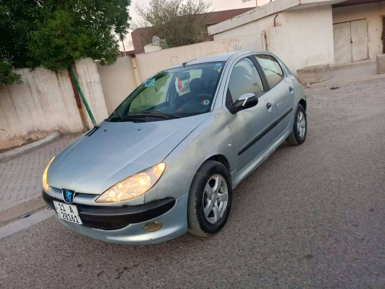 بيجو اصل فرنسي ٢٠٦موديل  ٢٠٠٧ اوتوماتيك 
رقم بغداد انكليزي شرط التحويل ثاني بسمي هزه جديده 
فقط تحويلك 65 الف 
 هاج باك لون رصاصي سياره بلاديه صدر امامي خلفي جديد 
تخم تاير جديد كهربائيات جاهزه دواخل بلاد 
سياره كشرهه موضح بصور 
جام كهرباء  
سنتر لك 
جاهزه گير مكينه تبريد ثلج
رقم انگليزي بغداد بأسمي تحويل
 ثاني يوم .العنوان بغداد الكرخ .البياع.  
  السعر 43 وبيهه مجال لشراي 
تراي السياره يخبل ناعمه بشكل وبلعافيه على الي ياخذهه 
الهاتف. ***********
