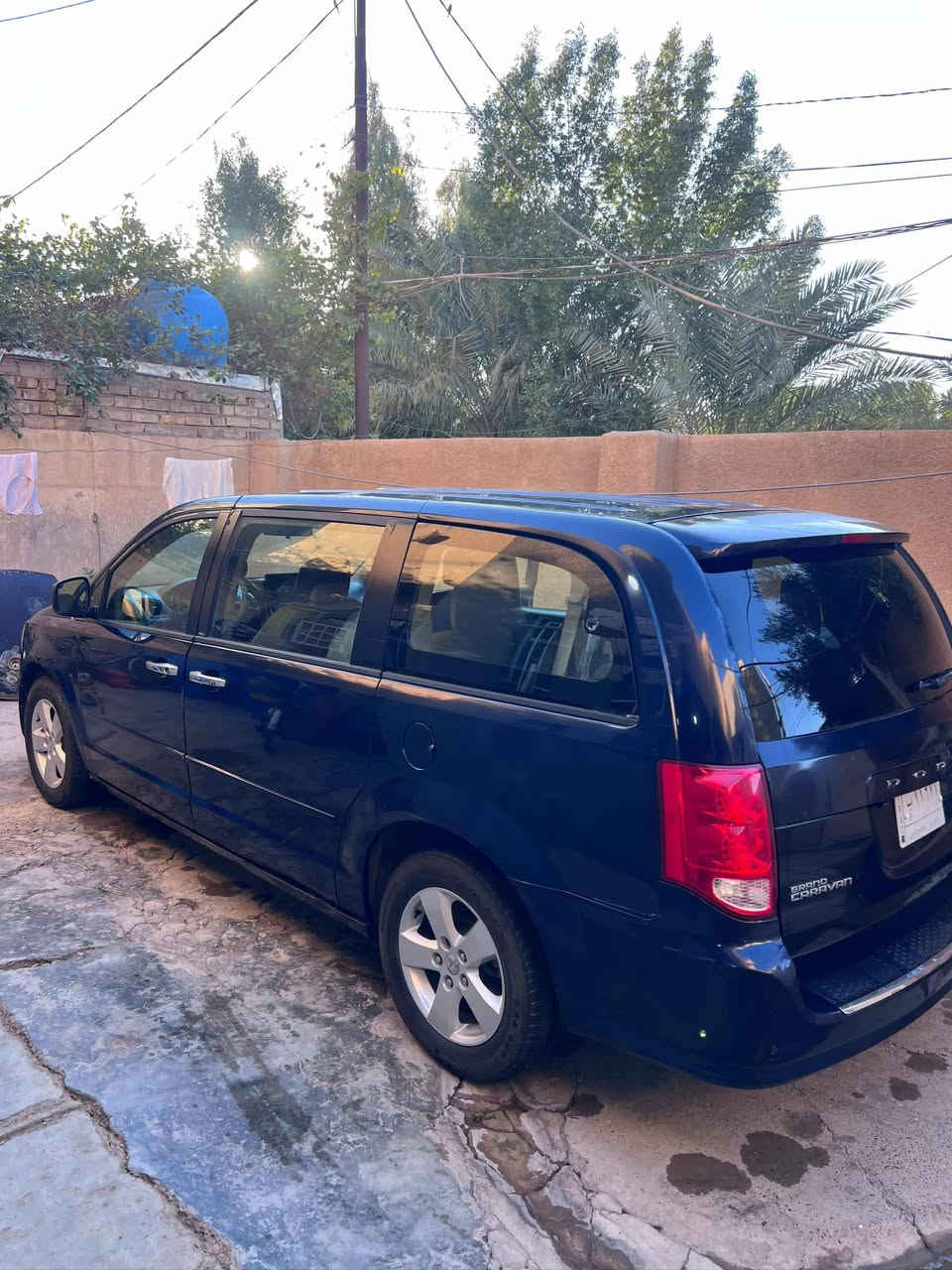 السلام عليكم
دودج كرفان 2013
سياره جاهزه افحص واطلع 
كفاله كير 
مكينه 
صدر 
حداديه
تخم تاير جديد 
داخل بلاد نظيف

بدون صبغ فقط جاملغ خلفي أمريكا 
بنيد وصندوق  مبدل بلاد 
 السعر 110 وبيها مجال حك الجيه 
للاستفسار ***********
