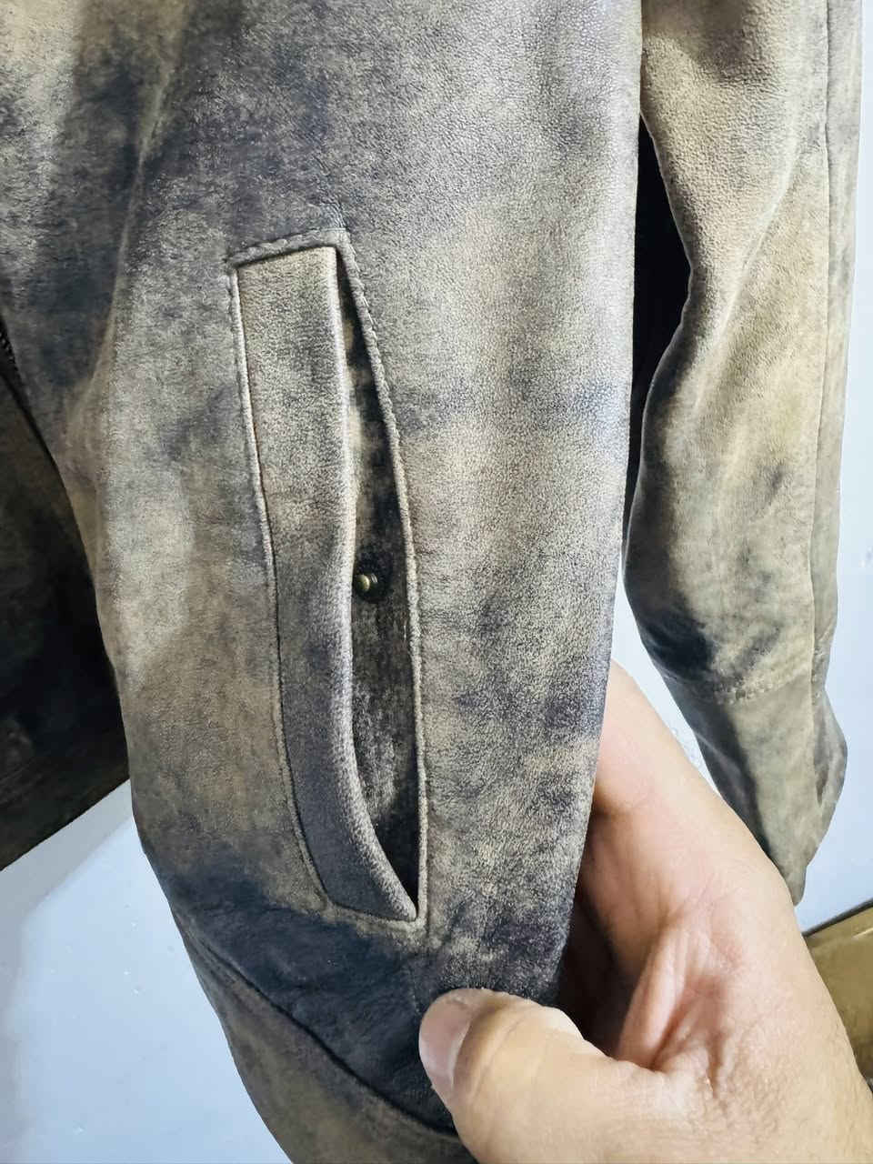 قمصله جلد طبيعي من ماركة سبلاش الإيطالية جديد غير مستخدم أقاصيه بل صور الاستفسار خاص او التصال ***********
